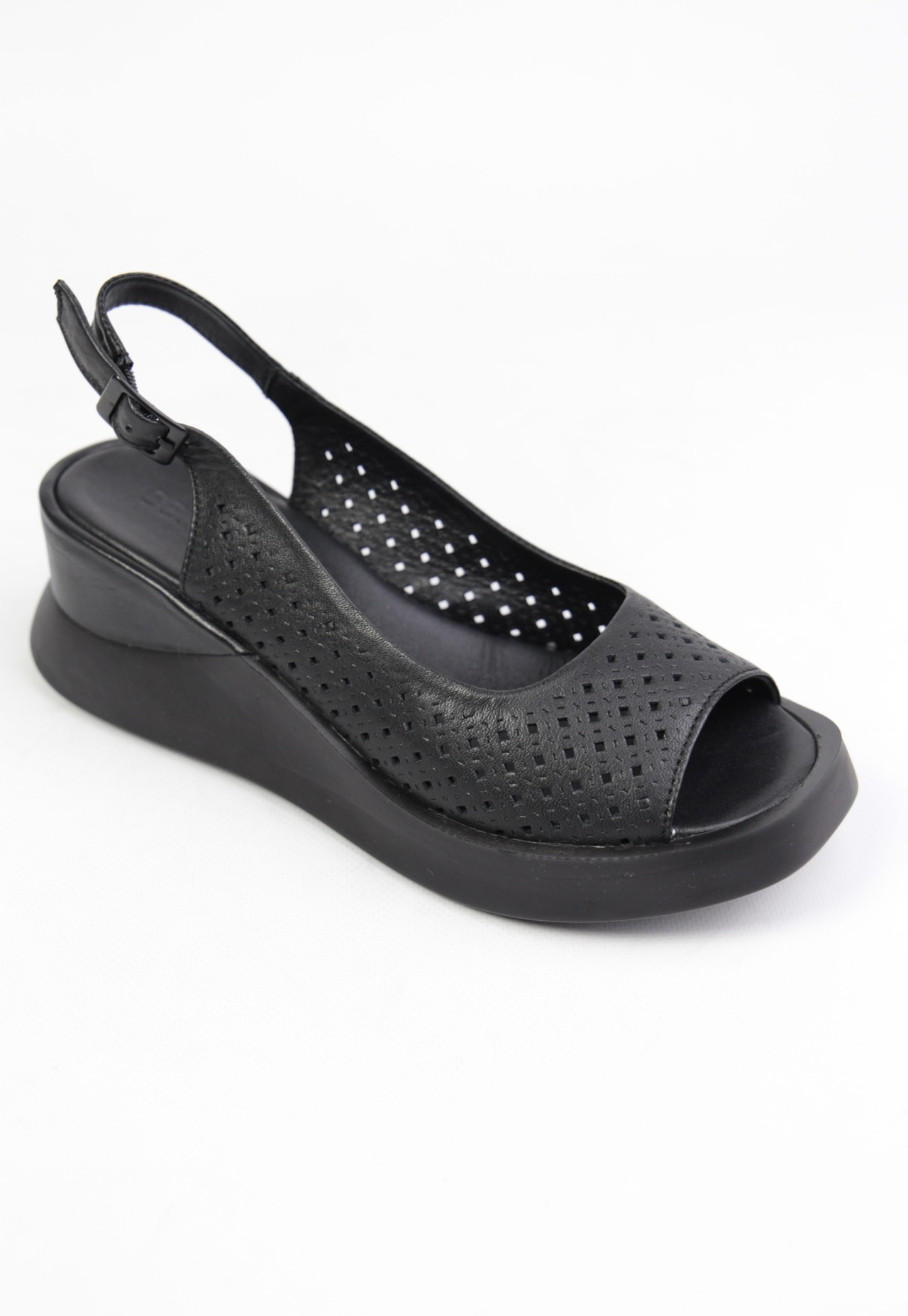 картинка Босоножки кожаные Benito от магазина Pratik