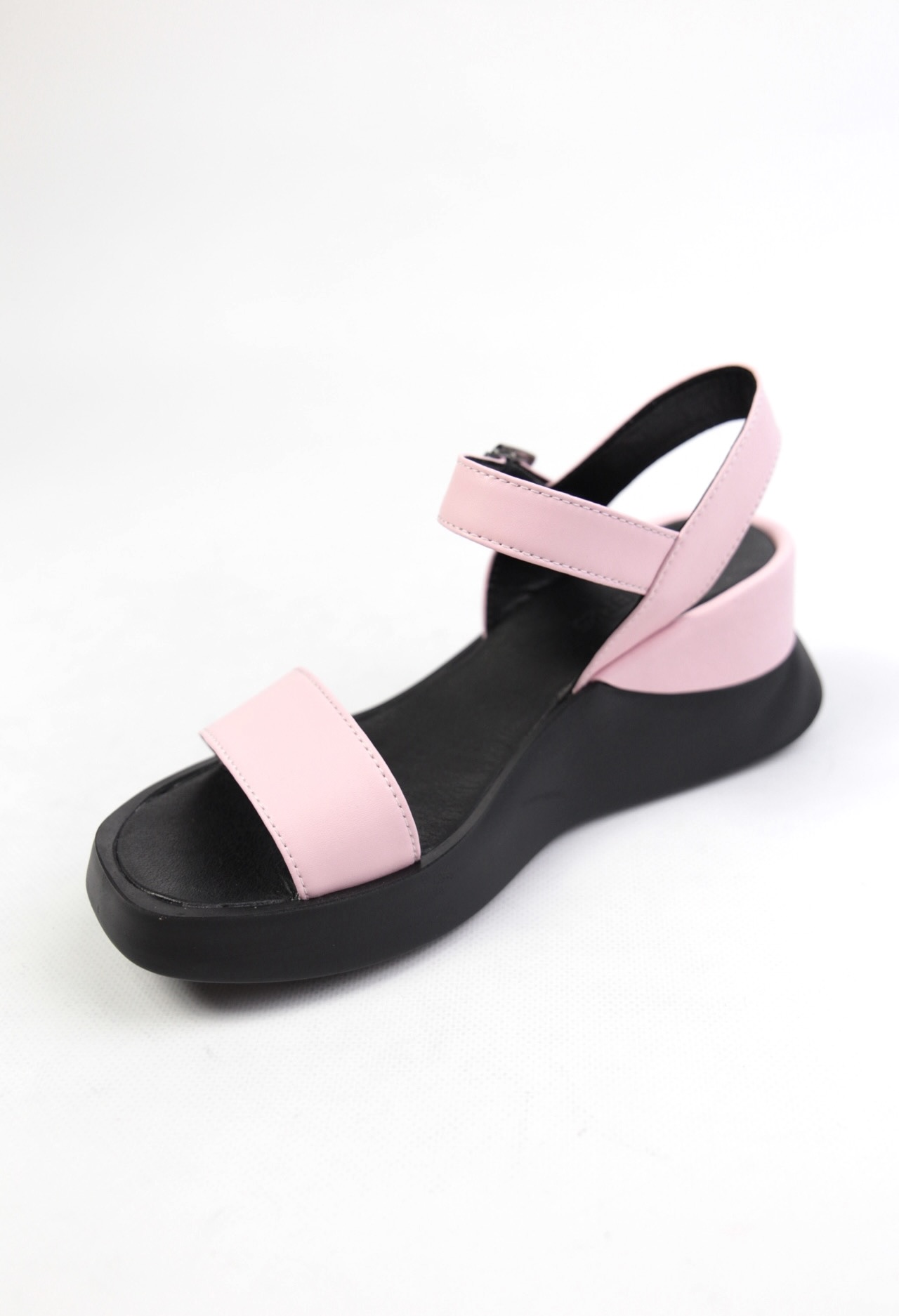 картинка Босоножки кожаные Benito от магазина Pratik