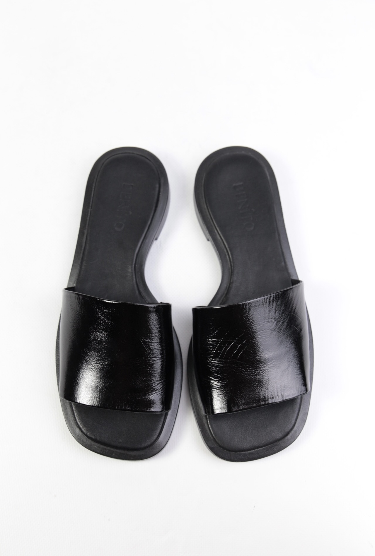 картинка Шлепанцы кожаные Benito от магазина Pratik