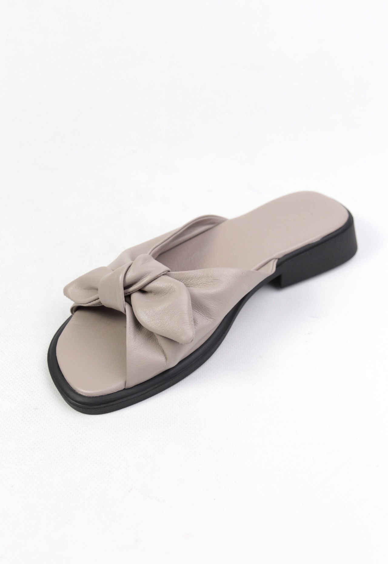 картинка Шлепанцы кожаные Benito от магазина Pratik