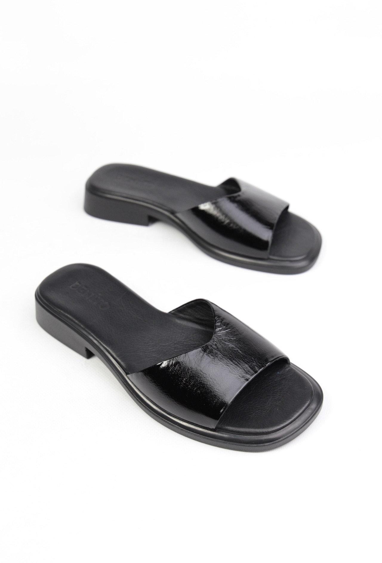 картинка Шлепанцы кожаные Benito от магазина Pratik