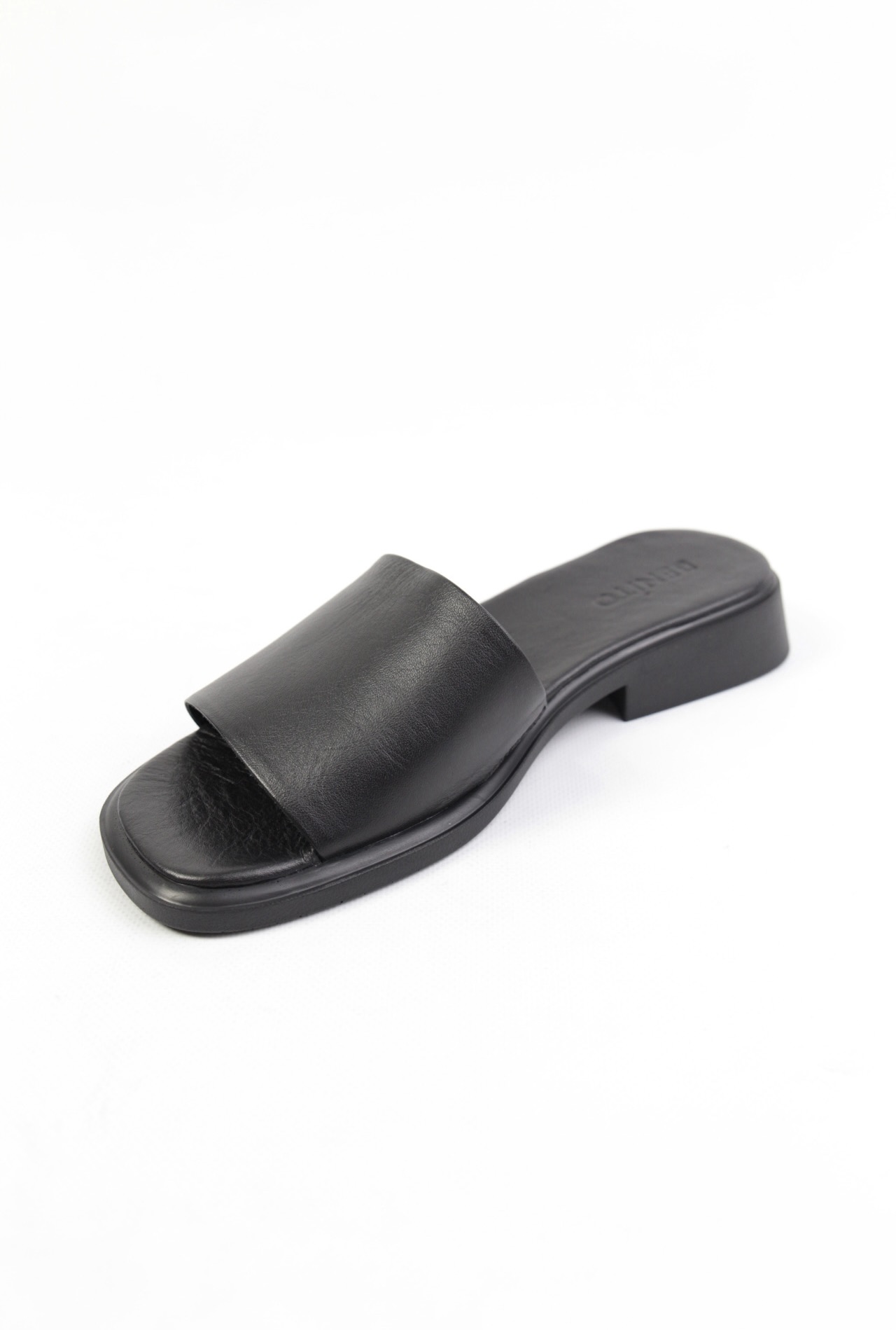 картинка Шлепанцы кожаные Benito от магазина Pratik