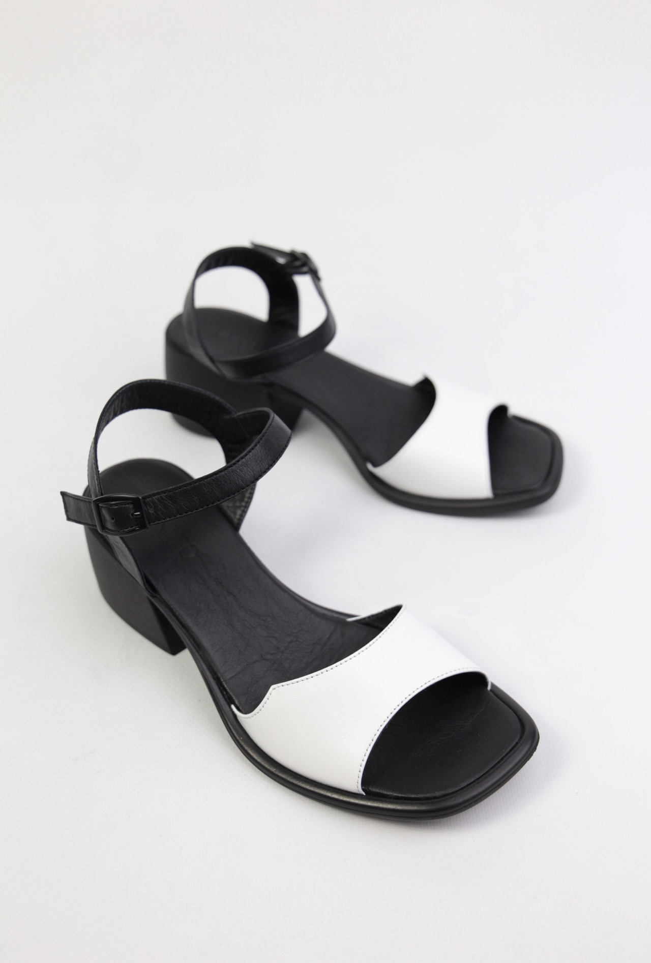 картинка Босоножки кожаные Benito от магазина Pratik