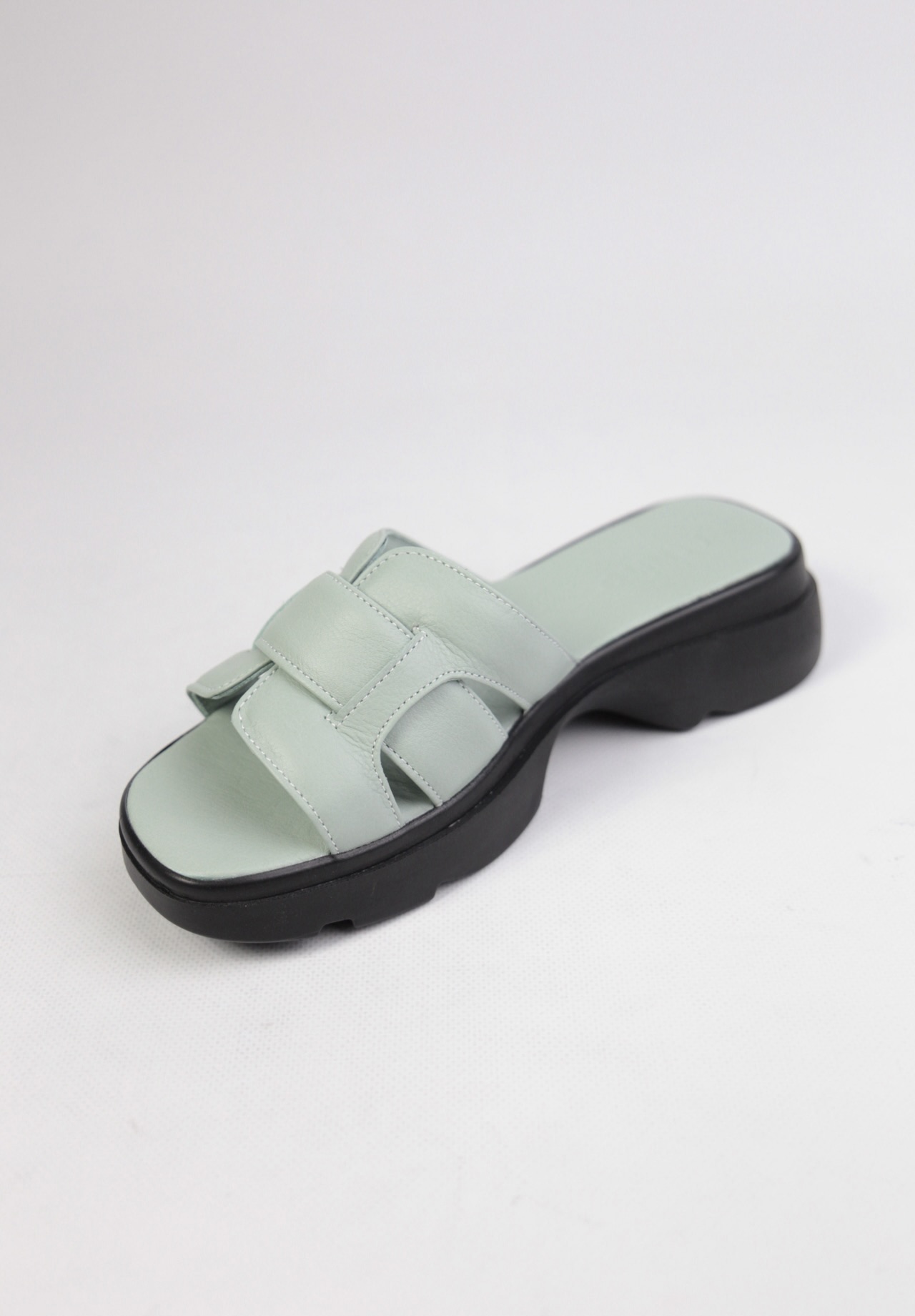 картинка Шлепанцы кожаные Benito от магазина Pratik