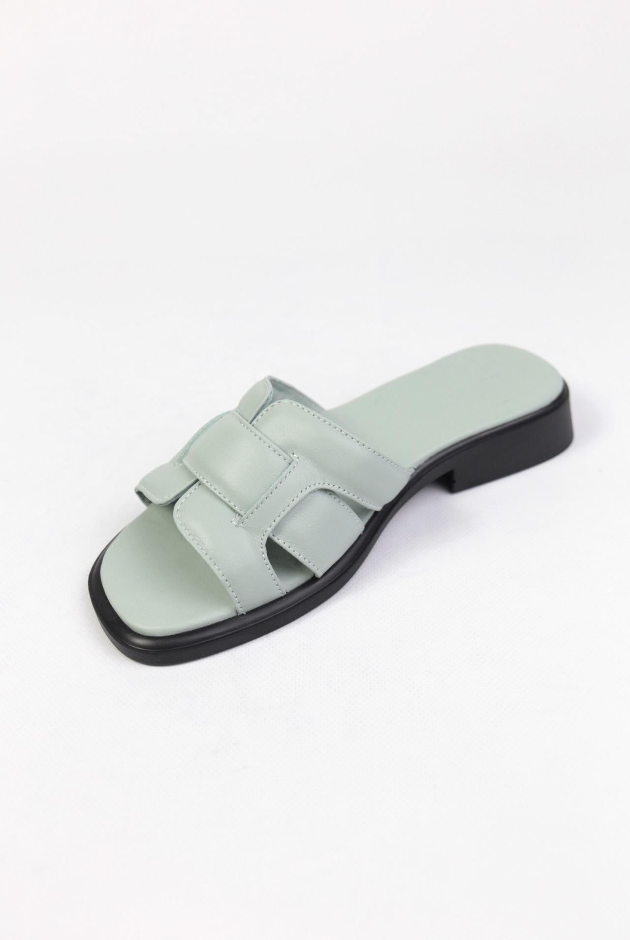 картинка Шлепанцы кожаные Benito от магазина Pratik