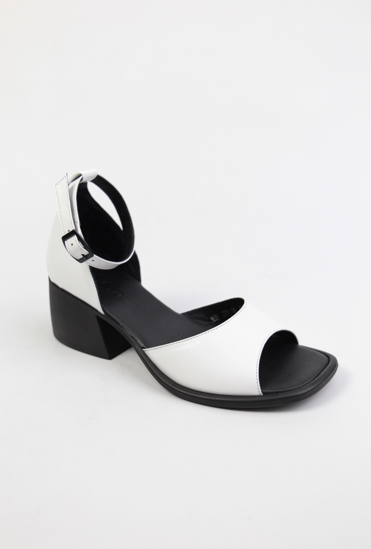 картинка Босоножки кожаные Benito от магазина Pratik