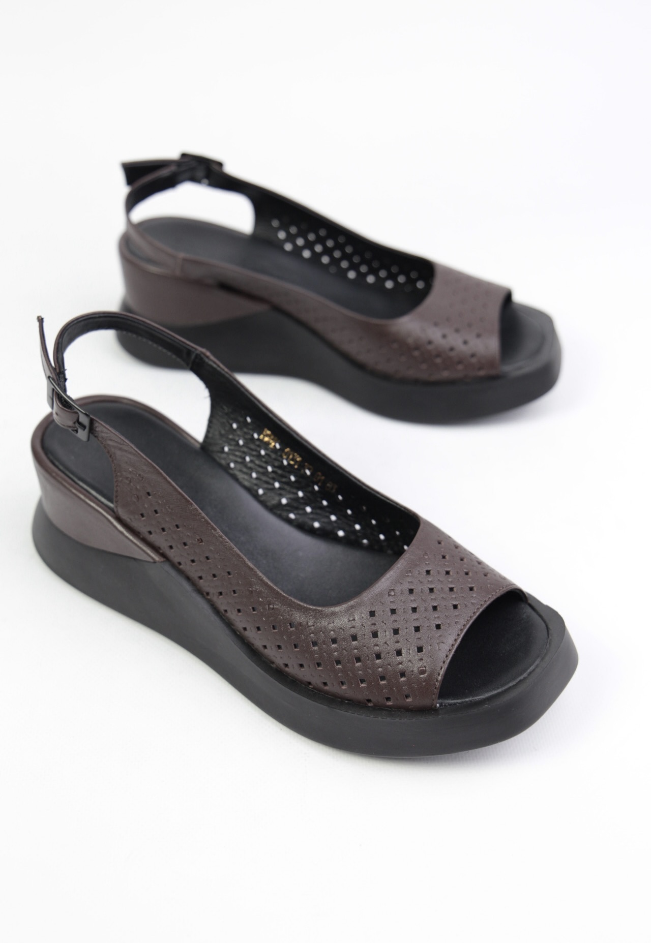 картинка Босоножки кожаные Benito от магазина Pratik