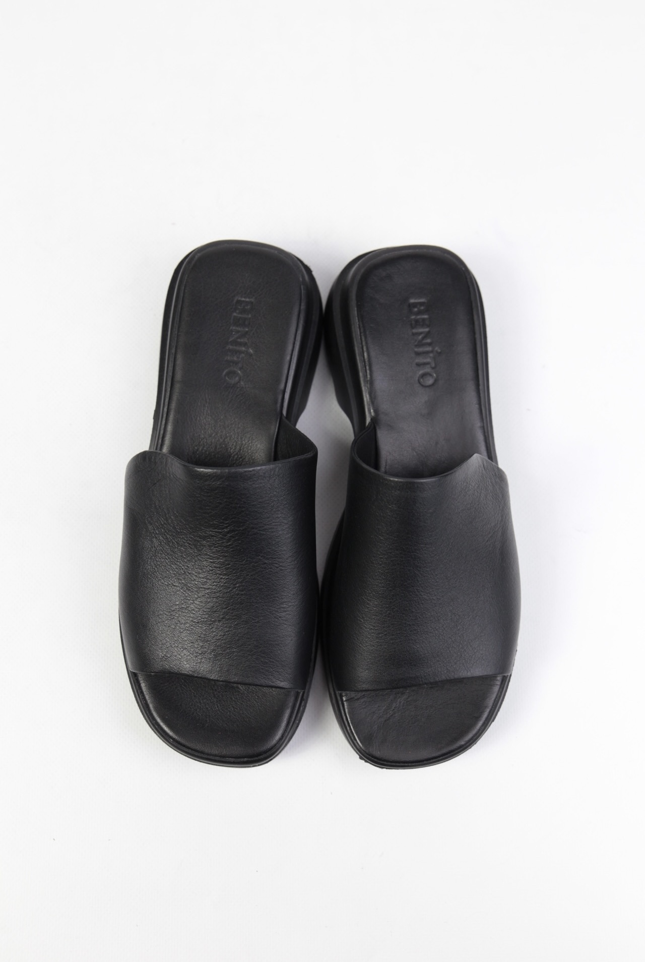 картинка Шлепанцы кожаные Benito от магазина Pratik