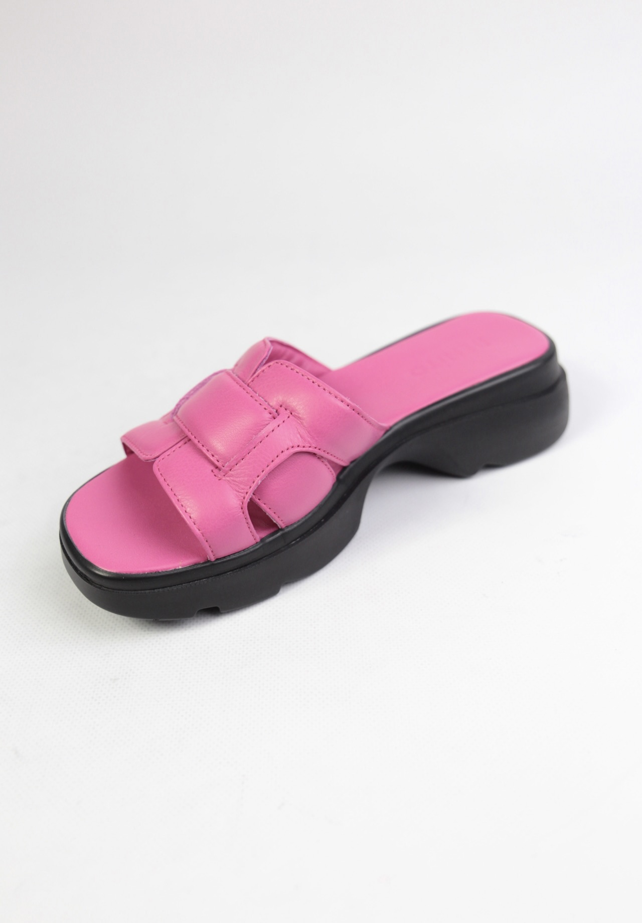 картинка Шлепанцы кожаные Benito от магазина Pratik