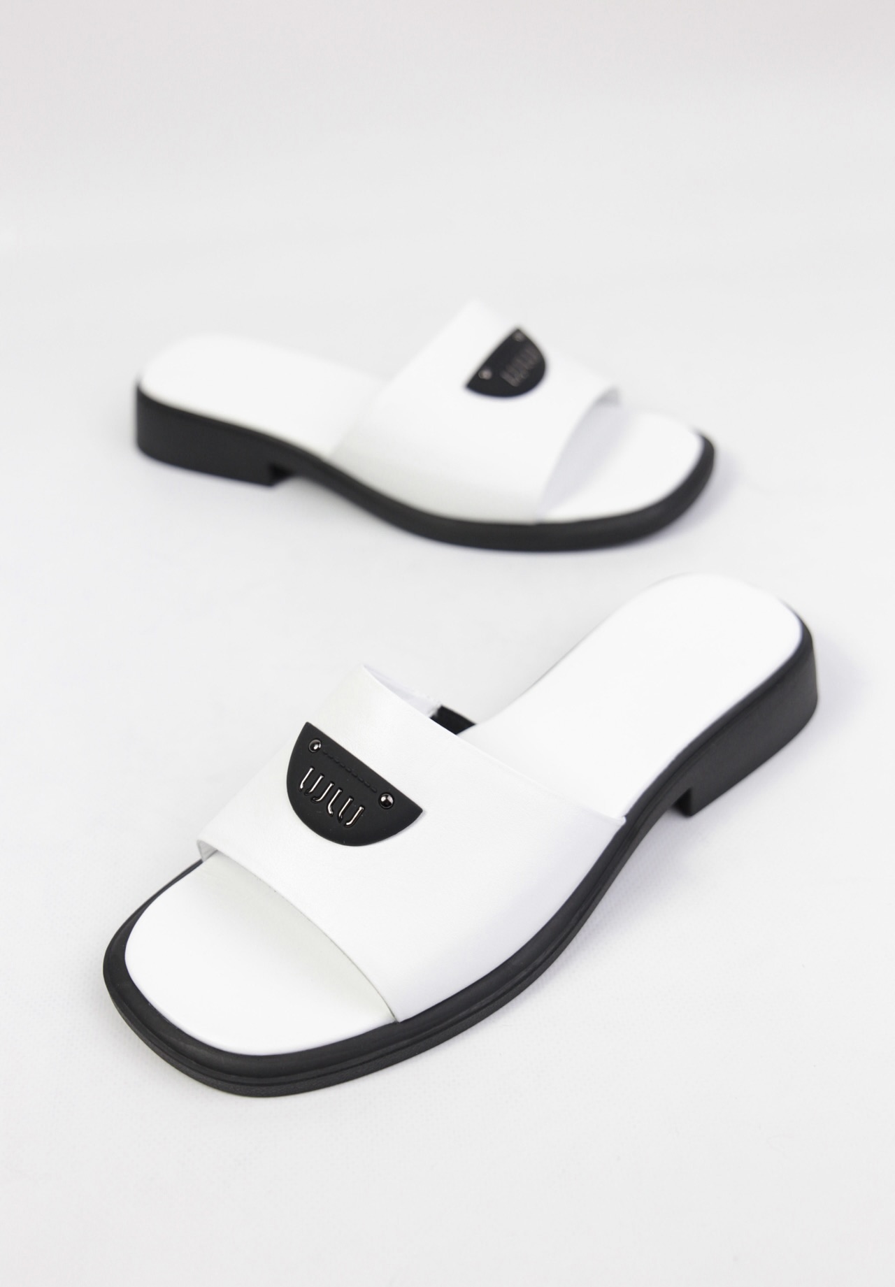 картинка Шлепанцы кожаные Benito от магазина Pratik