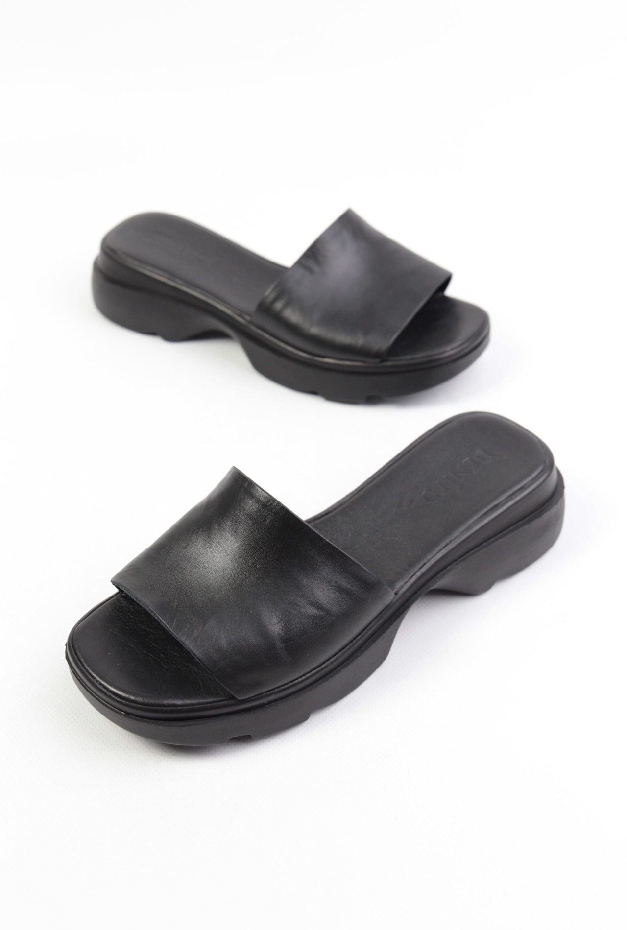 картинка Шлепанцы кожаные Benito от магазина Pratik