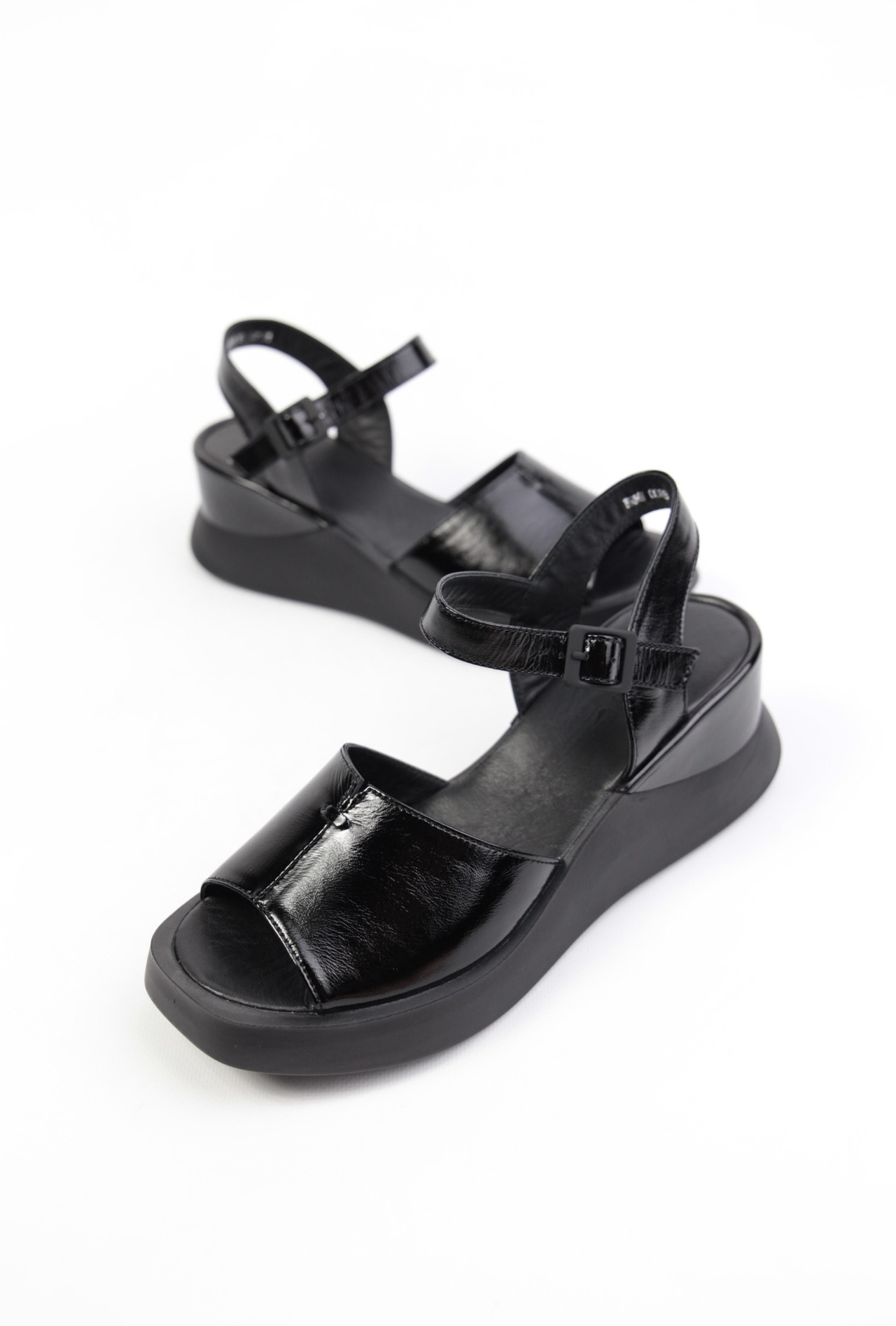 картинка Босоножки кожаные Benito от магазина Pratik