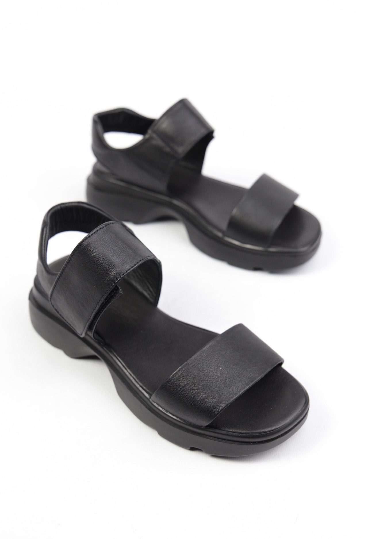 картинка Босоножки кожаные Benito от магазина Pratik