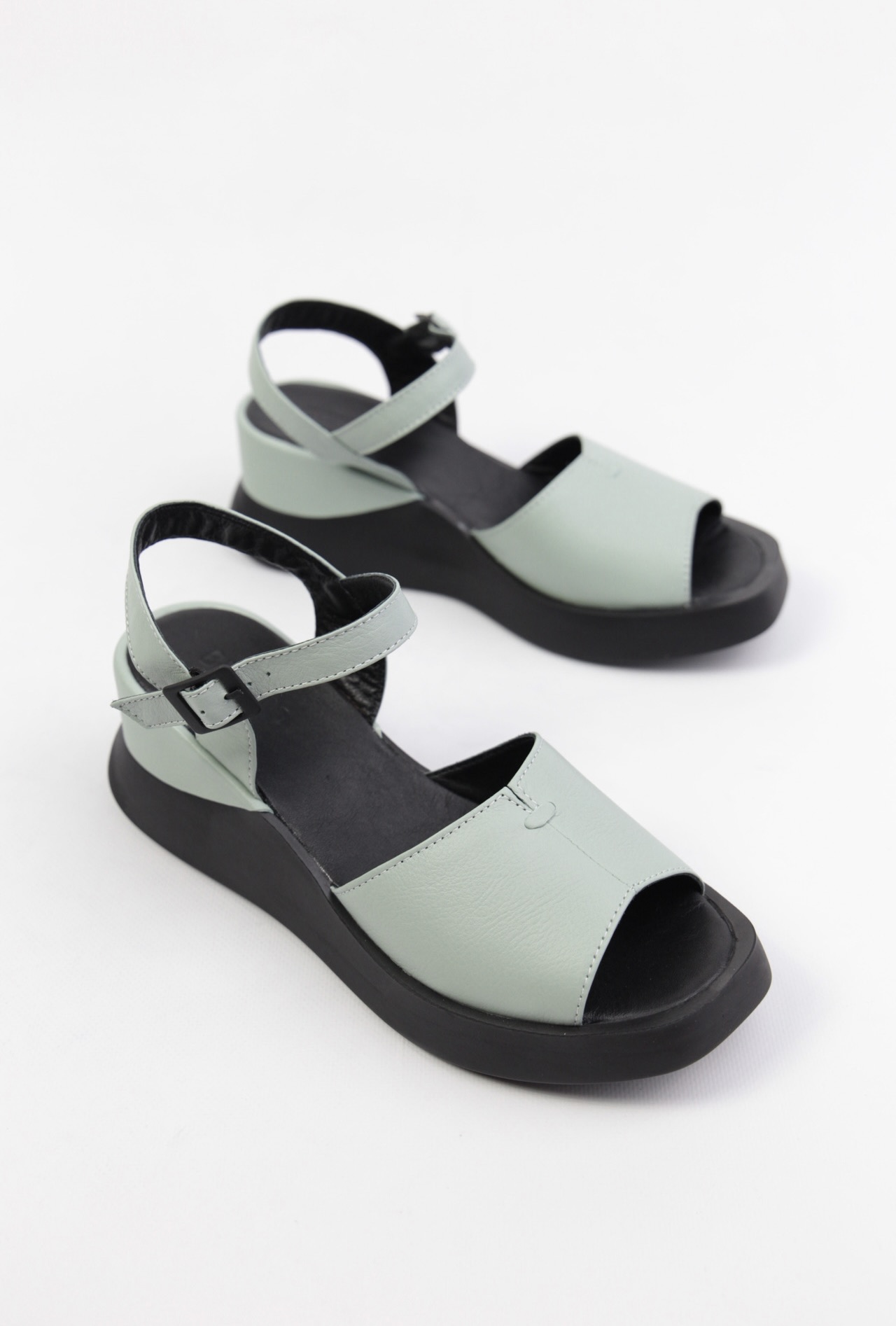 картинка Босоножки кожаные Benito от магазина Pratik