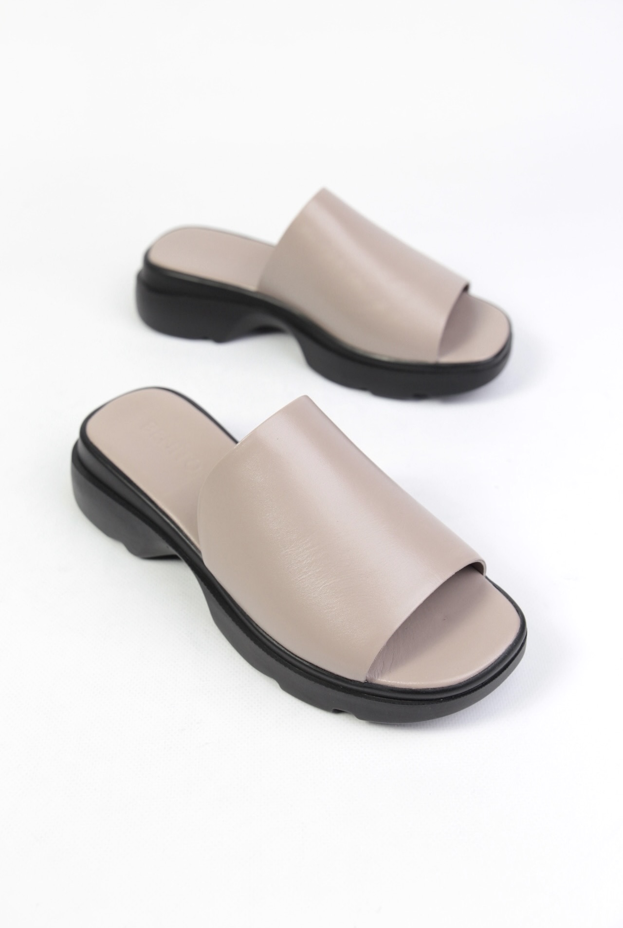 картинка Шлепанцы кожаные Benito от магазина Pratik