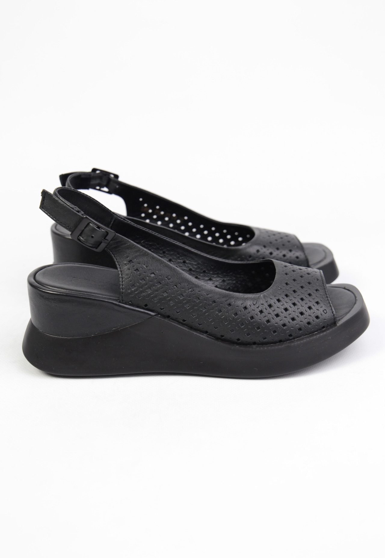 картинка Босоножки кожаные Benito от магазина Pratik