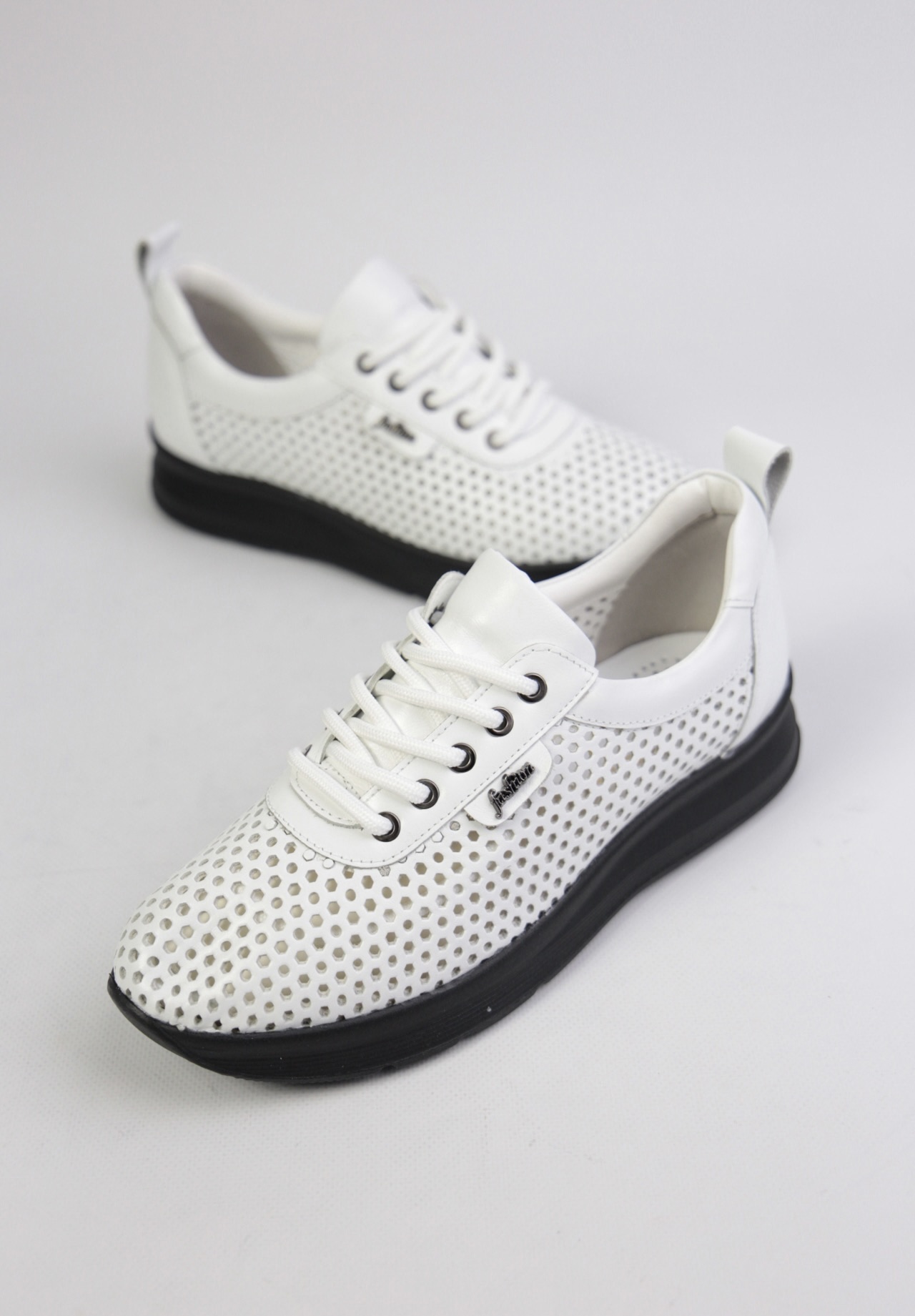 картинка Кроссовки кожаные Benito от магазина Pratik