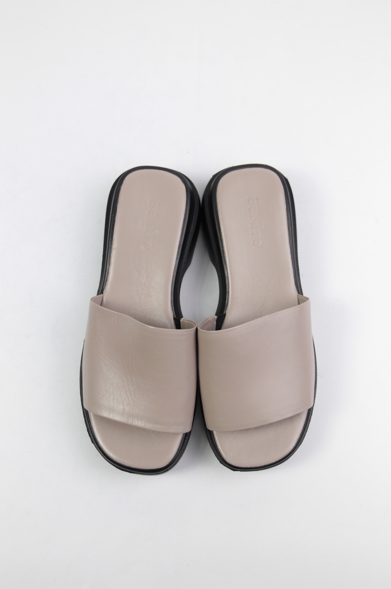 картинка Шлепанцы кожаные Benito от магазина Pratik