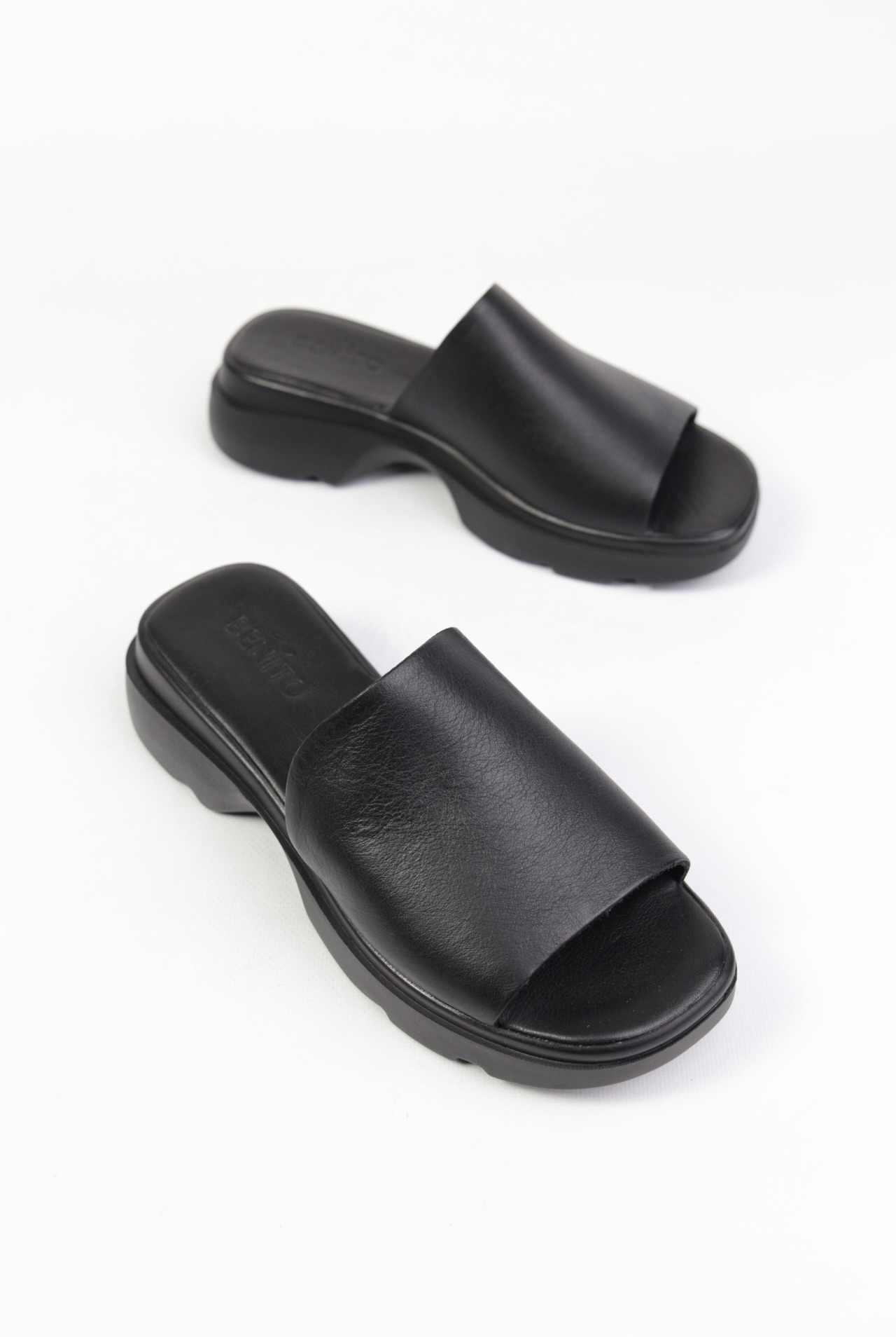 картинка Шлепанцы кожаные Benito от магазина Pratik