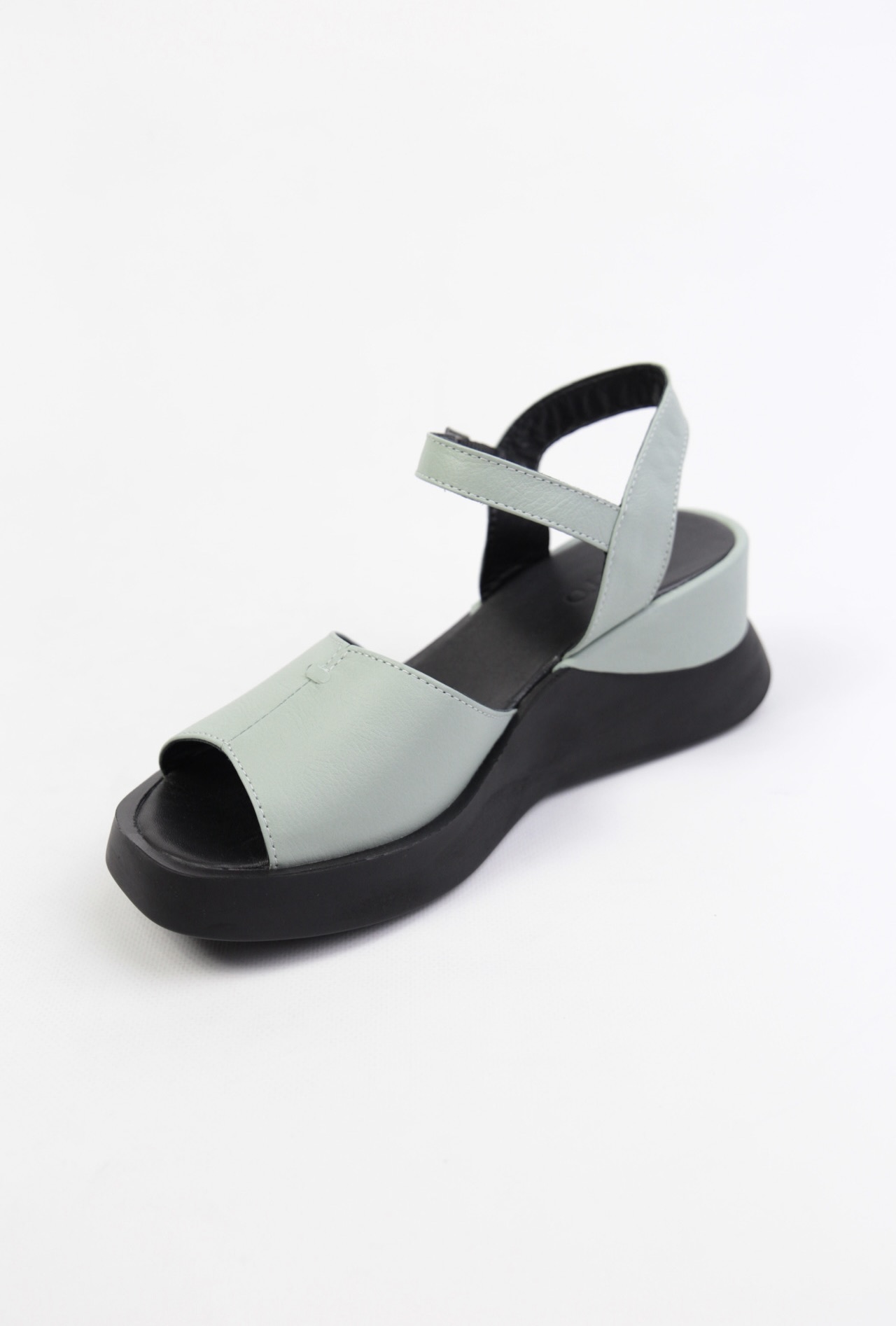 картинка Босоножки кожаные Benito от магазина Pratik