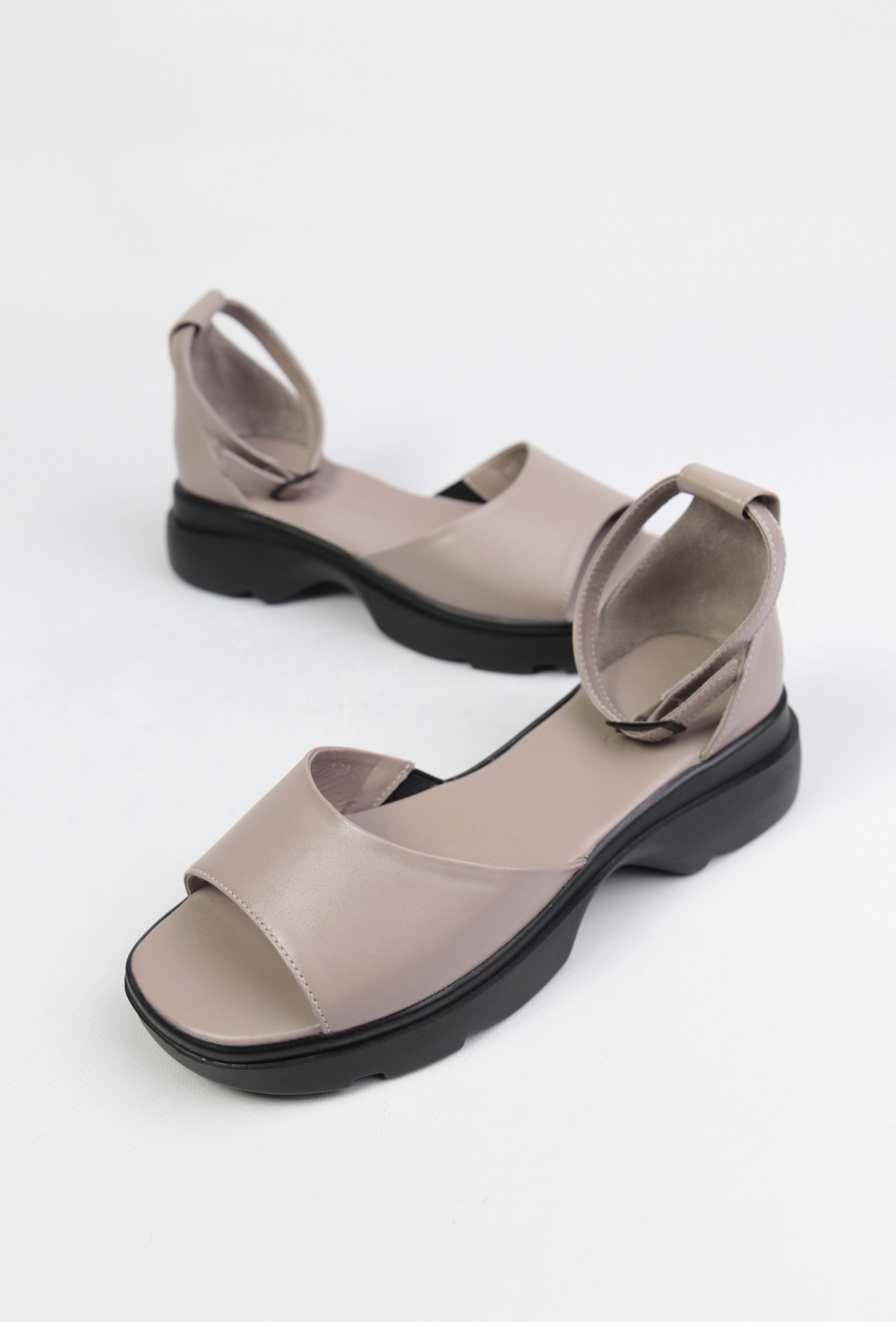 картинка Босоножки кожаные Benito от магазина Pratik