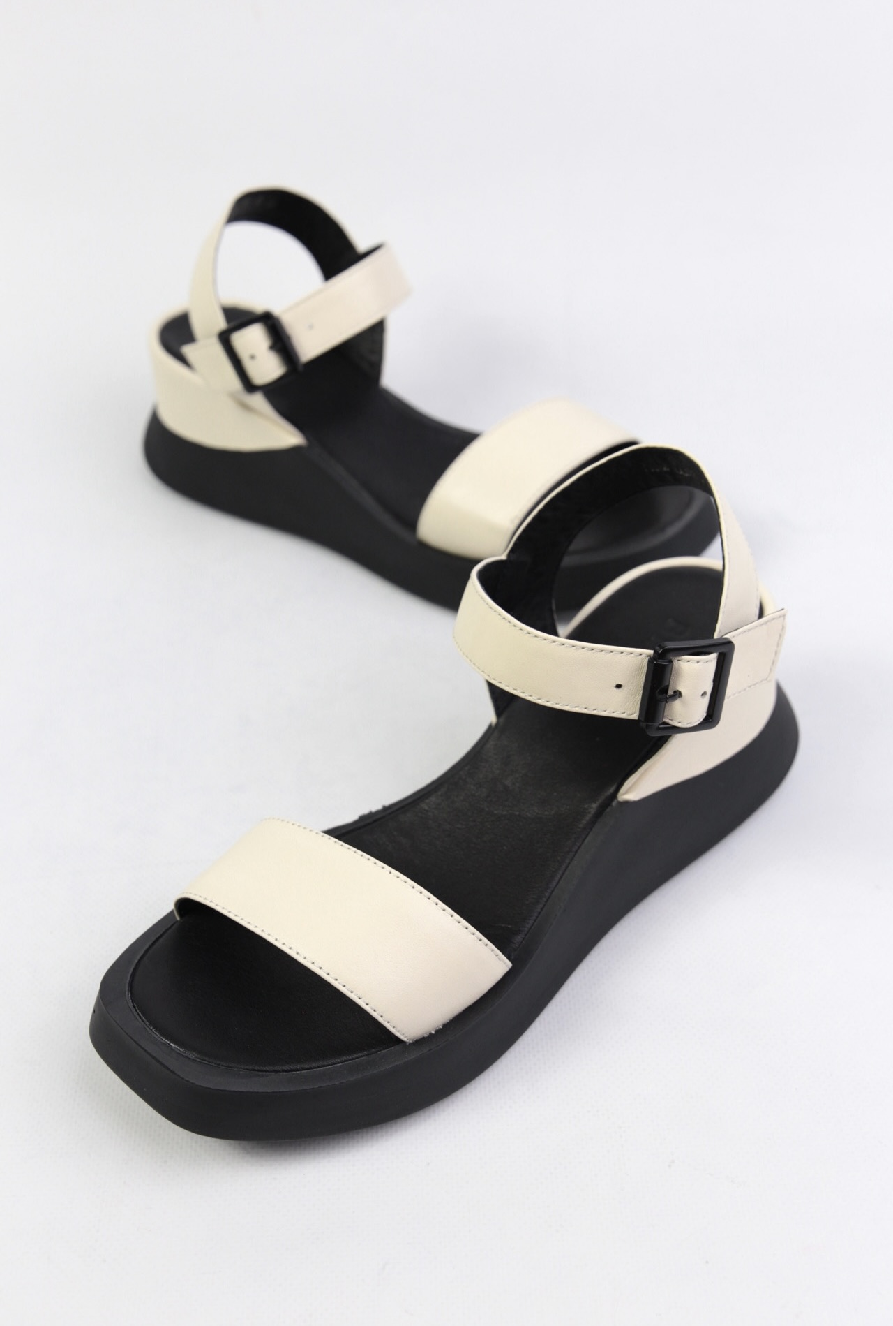 картинка Босоножки кожаные Benito от магазина Pratik