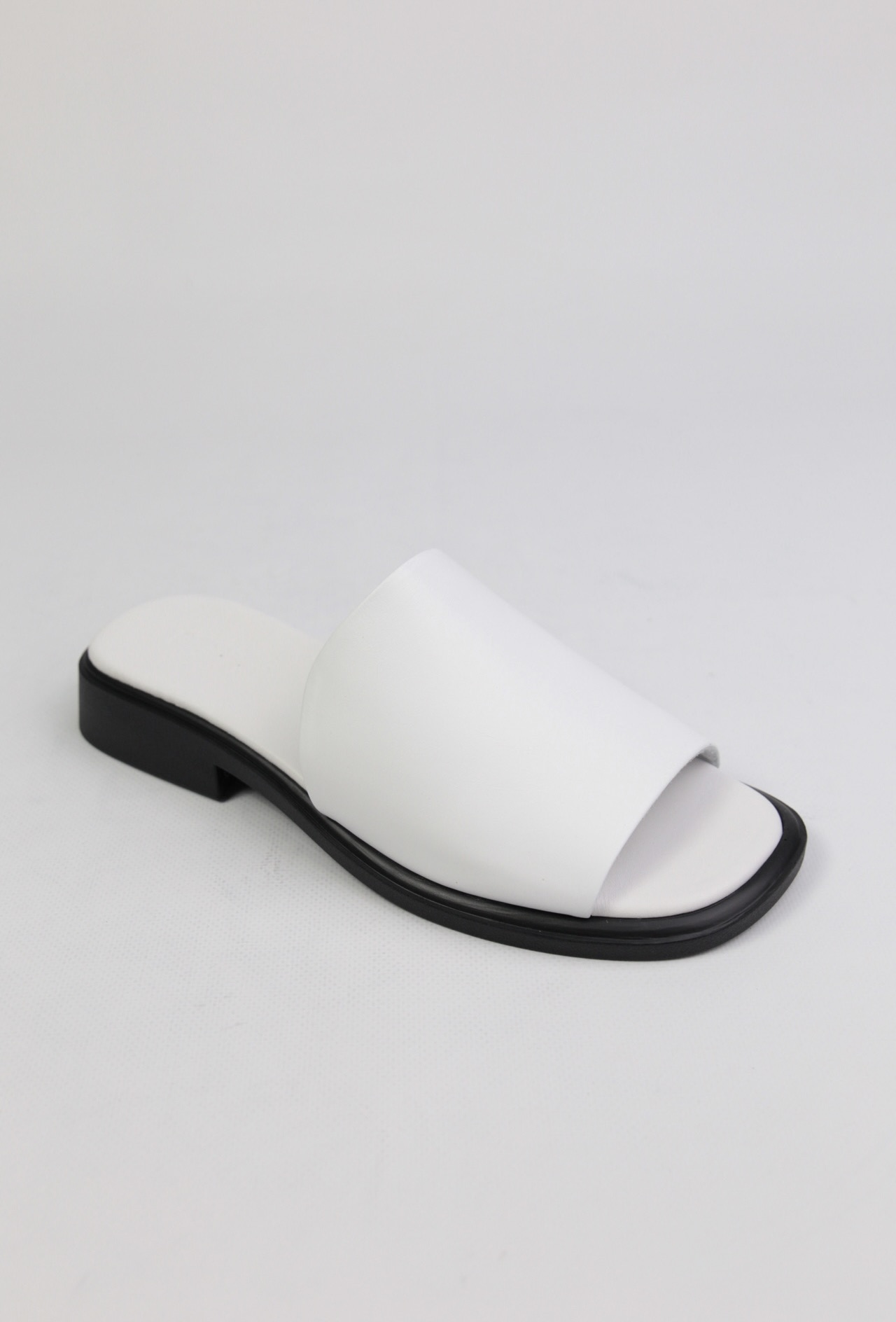 картинка Шлепанцы кожаные Benito от магазина Pratik