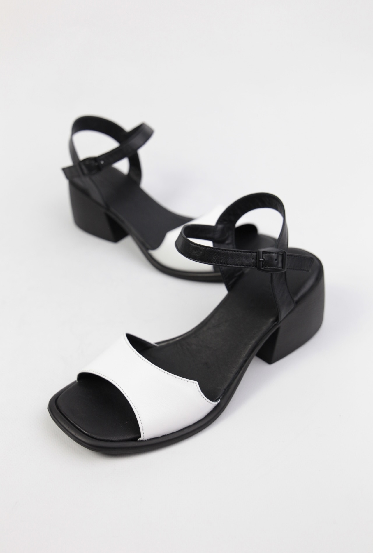 картинка Босоножки кожаные Benito от магазина Pratik