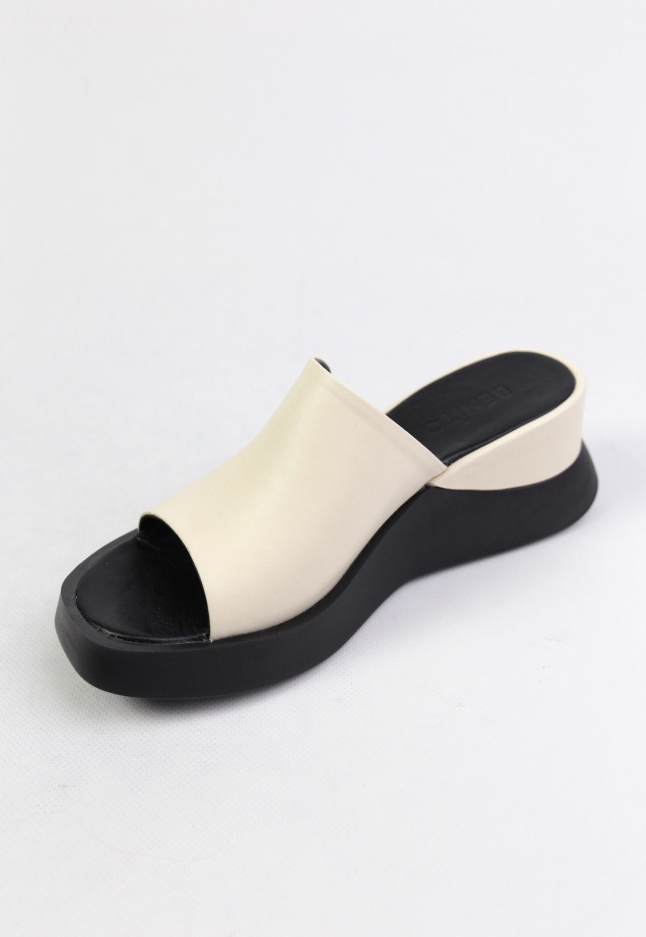 картинка Шлепанцы кожаные Benito от магазина Pratik