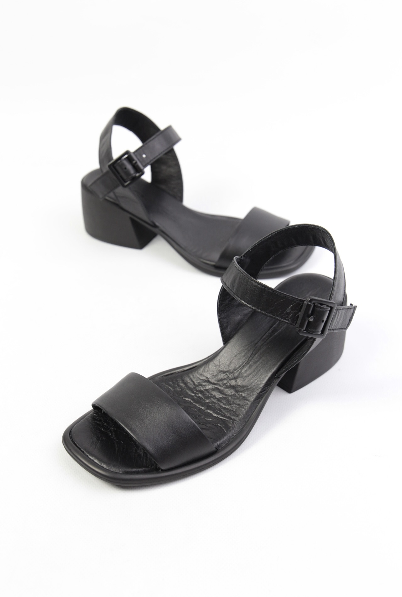 картинка Босоножки кожаные Benito от магазина Pratik