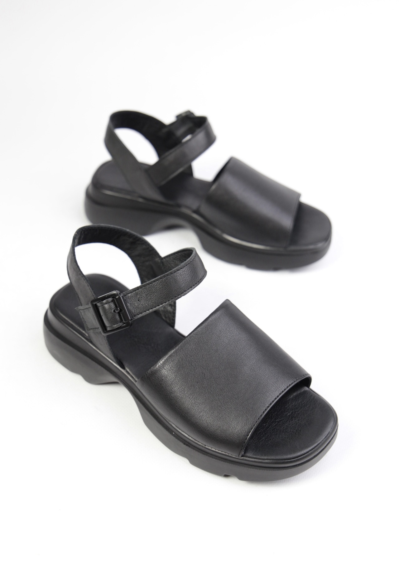 картинка Босоножки кожаные Benito от магазина Pratik