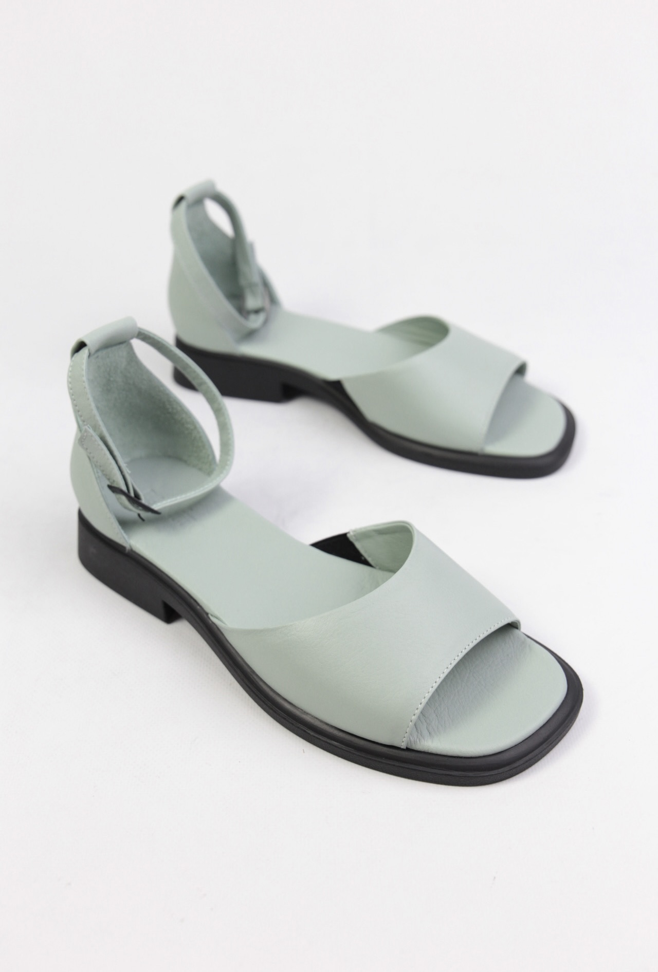 картинка Сандалии кожаные Benito от магазина Pratik