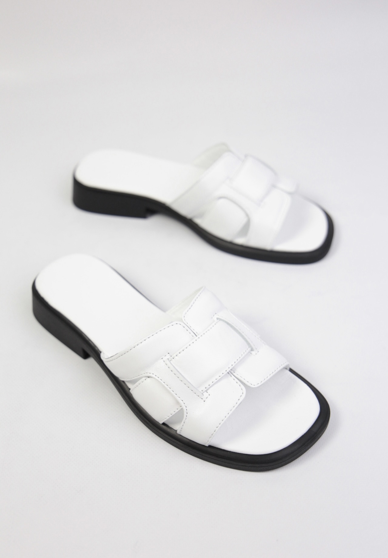 картинка Шлепанцы кожаные Benito от магазина Pratik