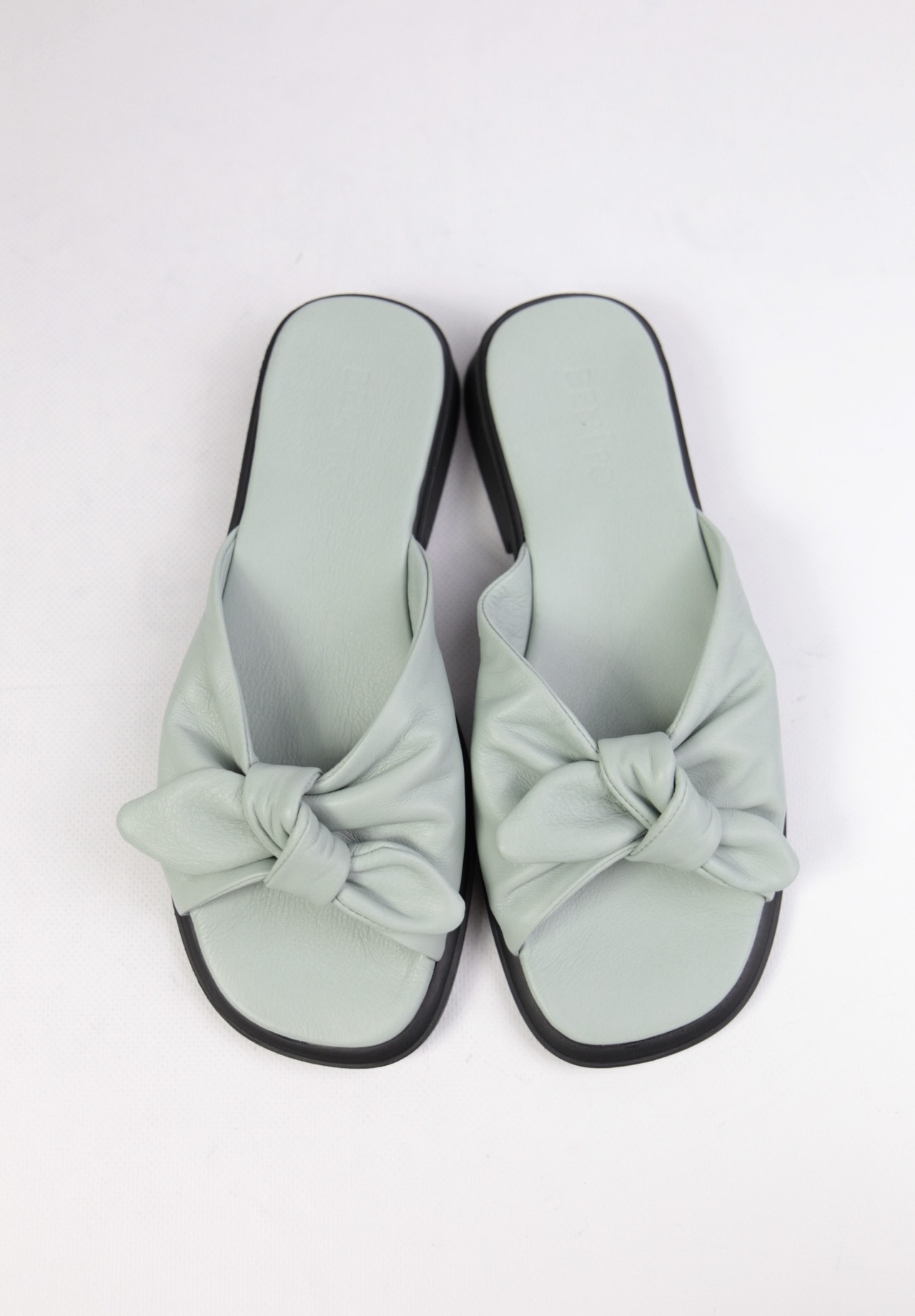 картинка Шлепанцы кожаные Benito от магазина Pratik