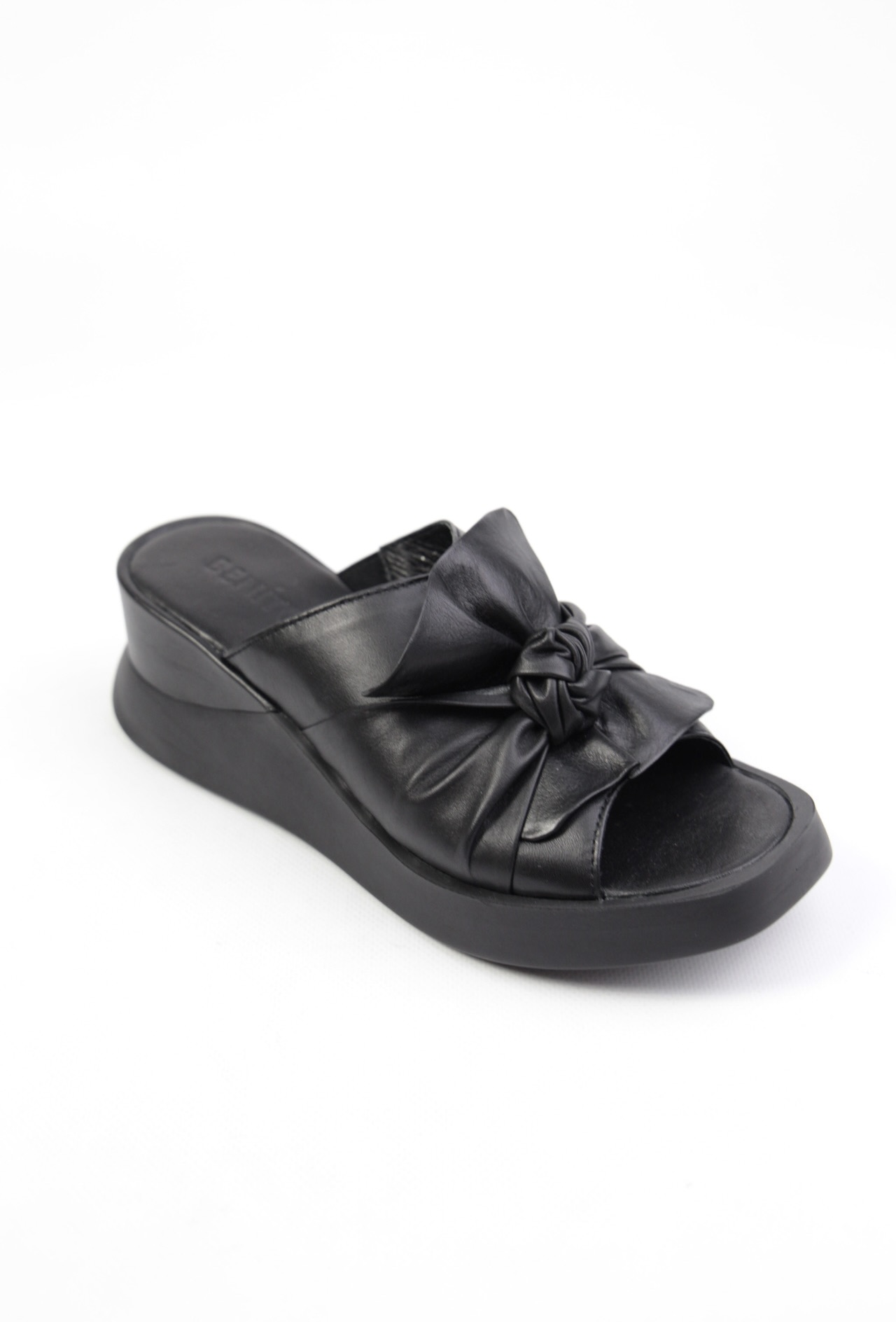 картинка Шлепанцы кожаные Benito от магазина Pratik