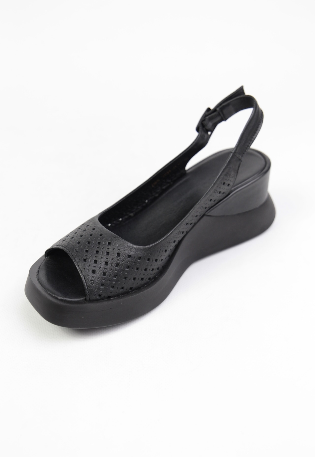 картинка Босоножки кожаные Benito от магазина Pratik