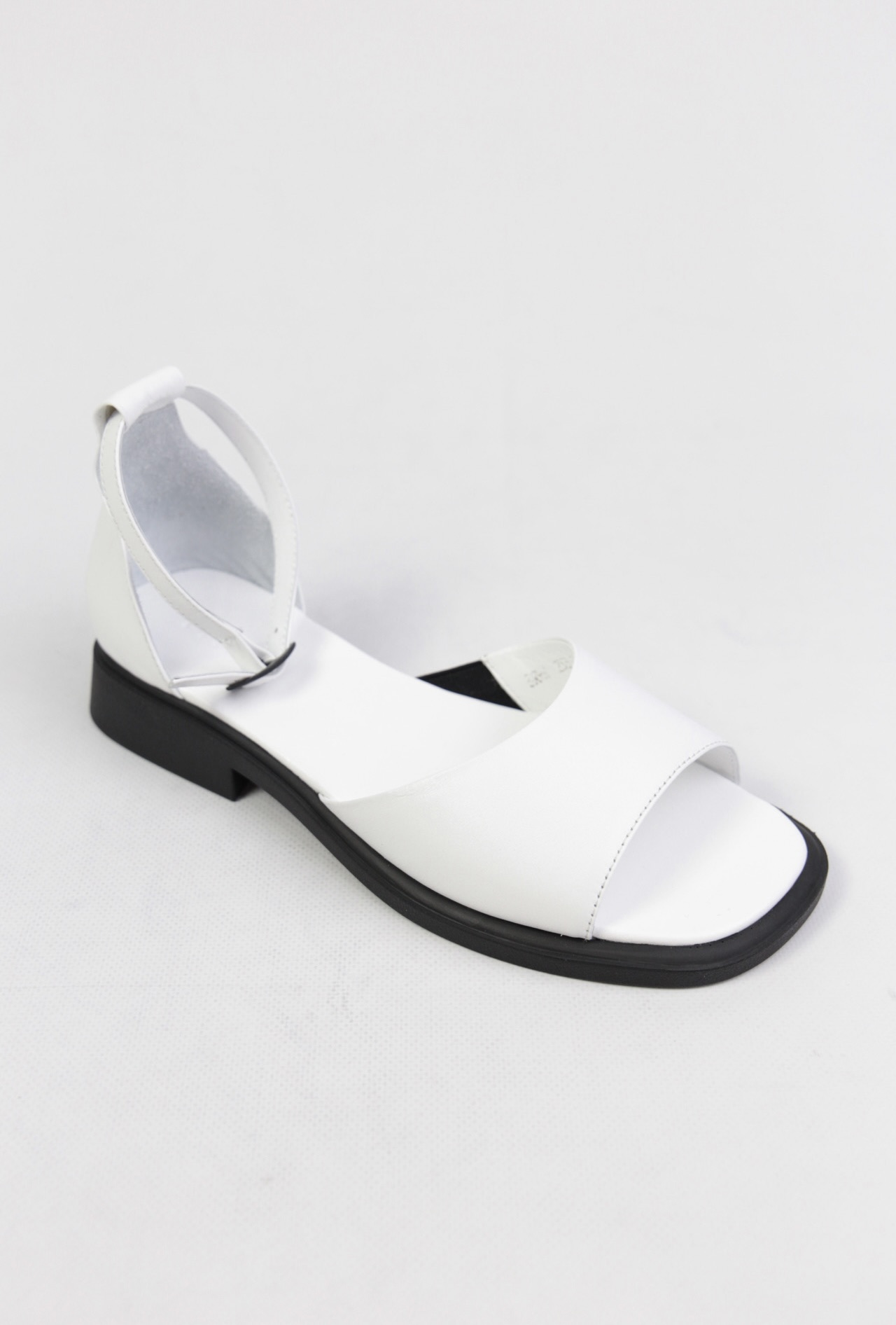 картинка Сандалии кожаные Benito от магазина Pratik