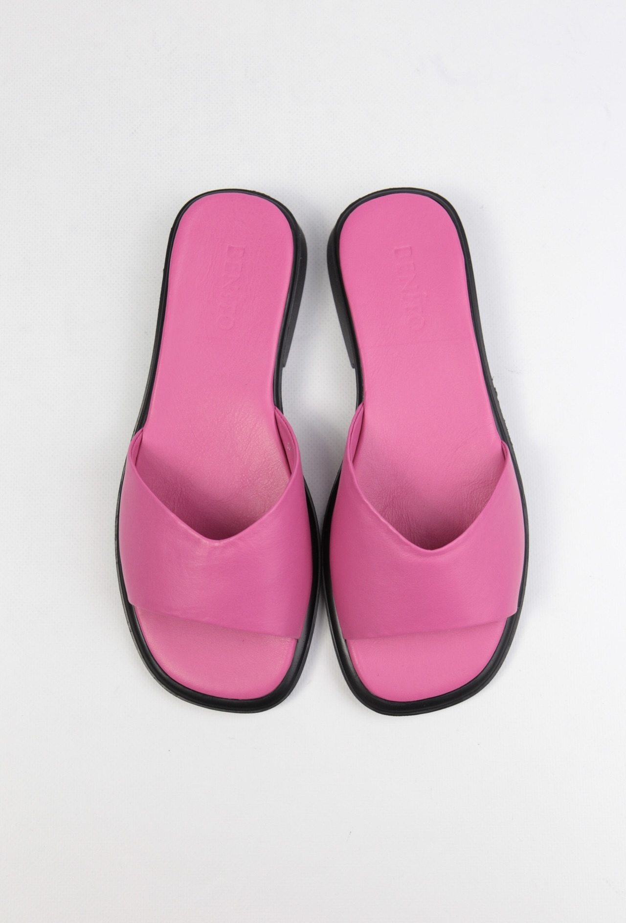 картинка Шлепанцы кожаные Benito от магазина Pratik