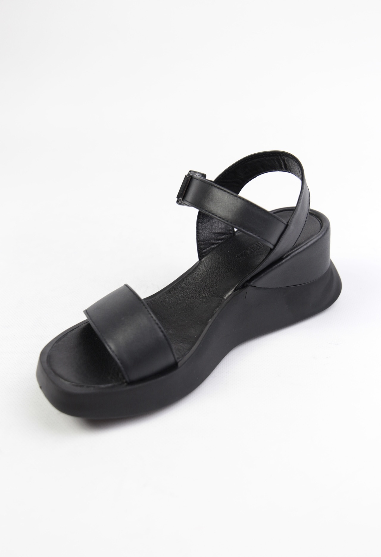 картинка Босоножки кожаные Benito от магазина Pratik