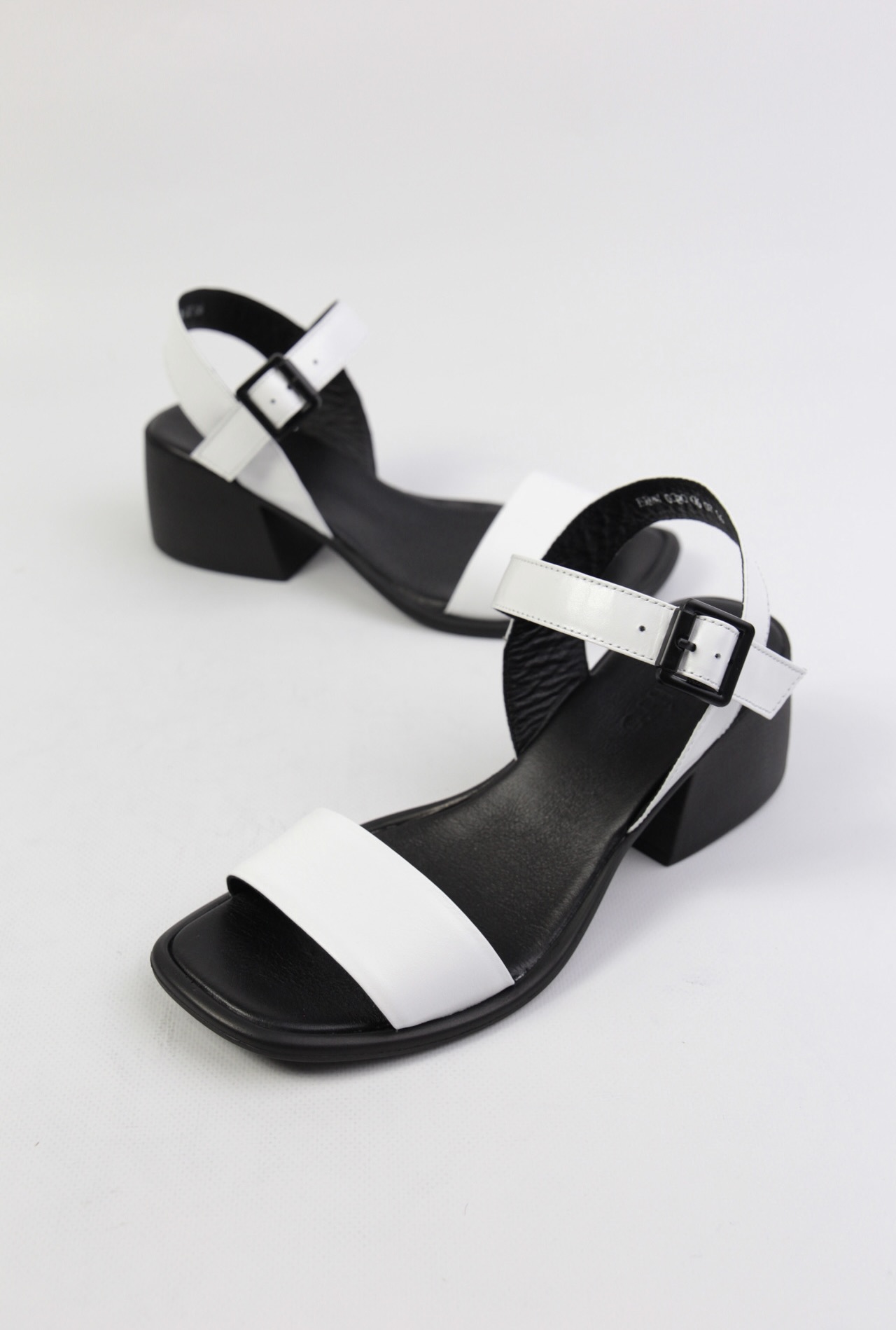 картинка Босоножки кожаные Benito от магазина Pratik