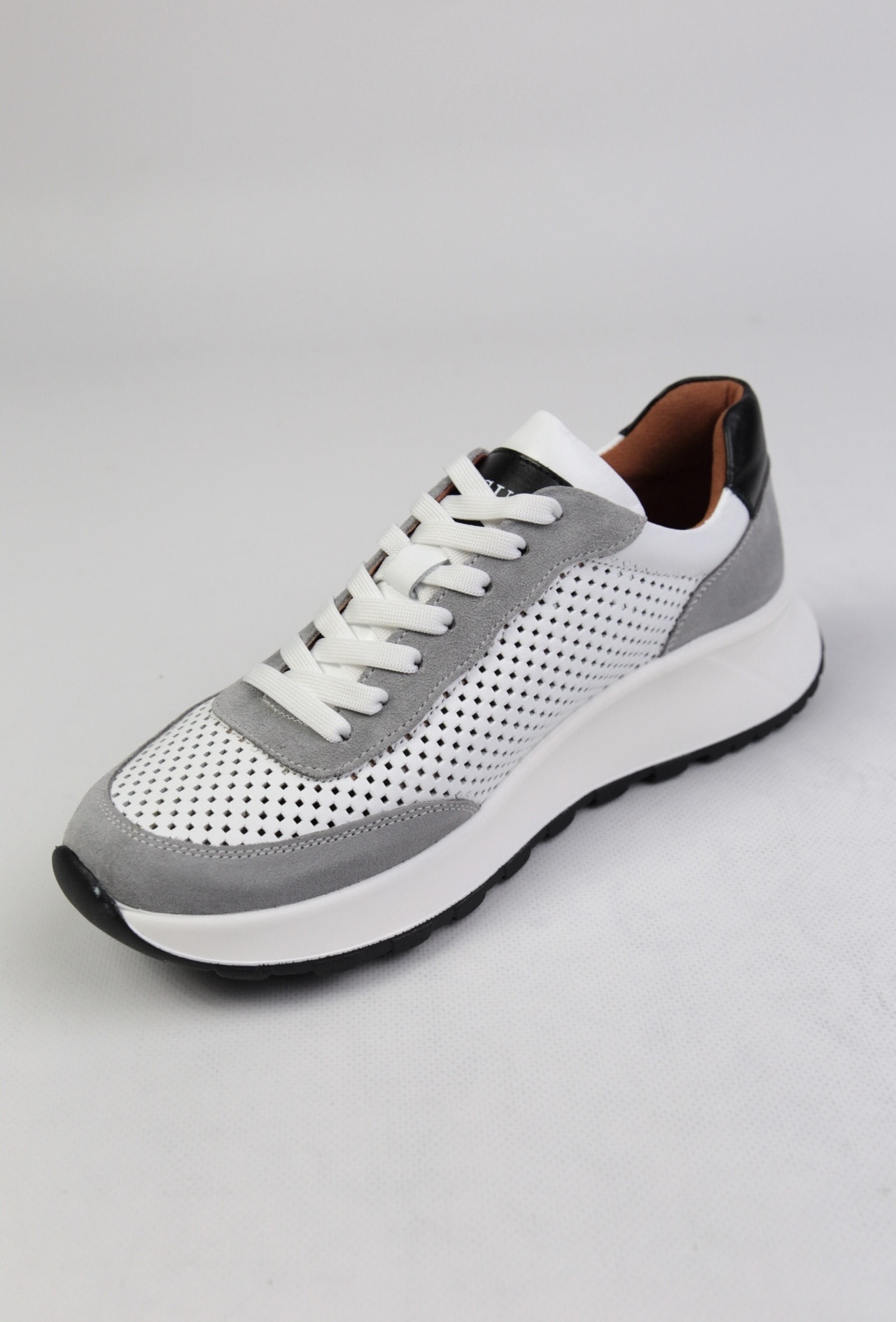 картинка Кроссовки кожаные Benito от магазина Pratik