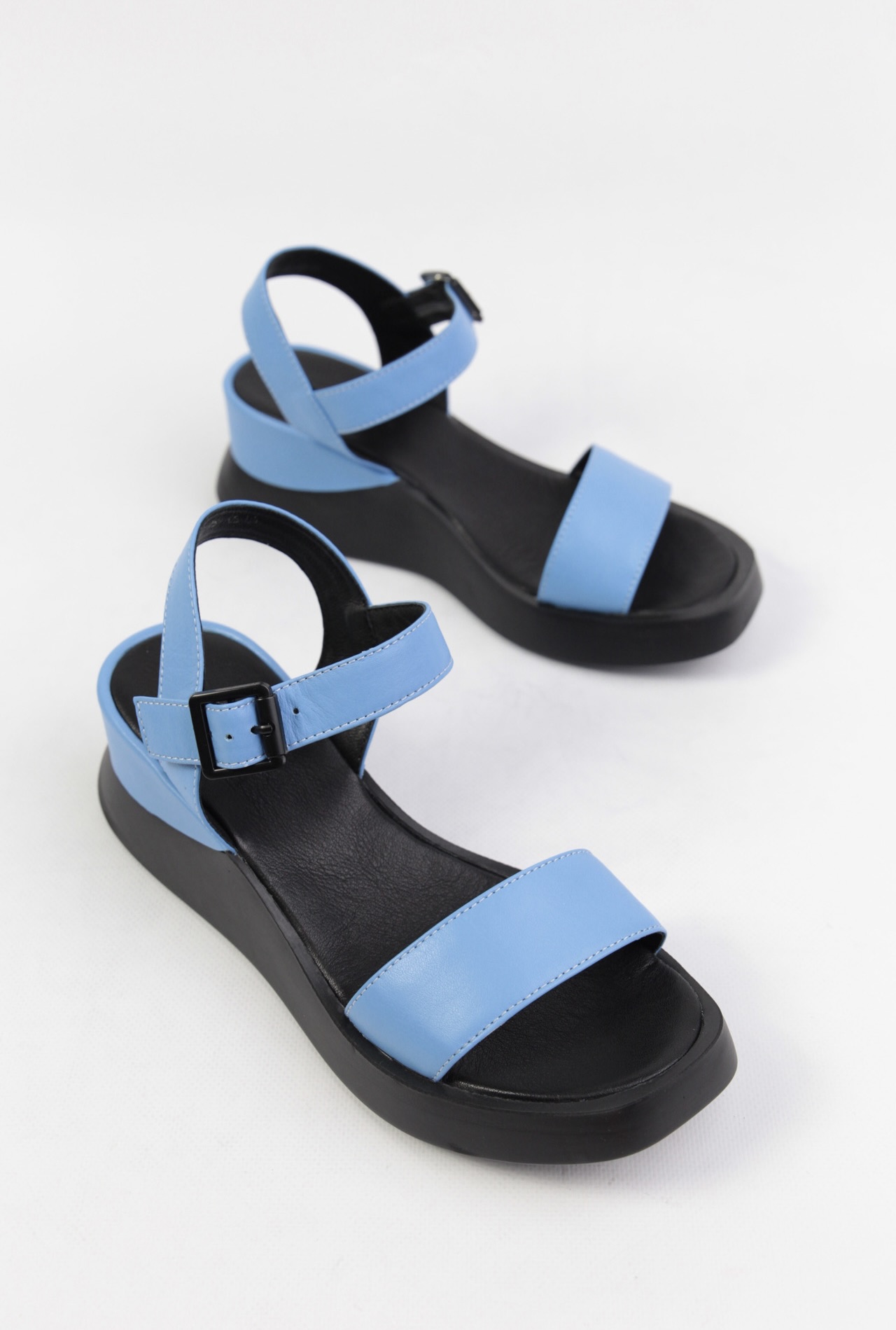 картинка Босоножки кожаные Benito от магазина Pratik