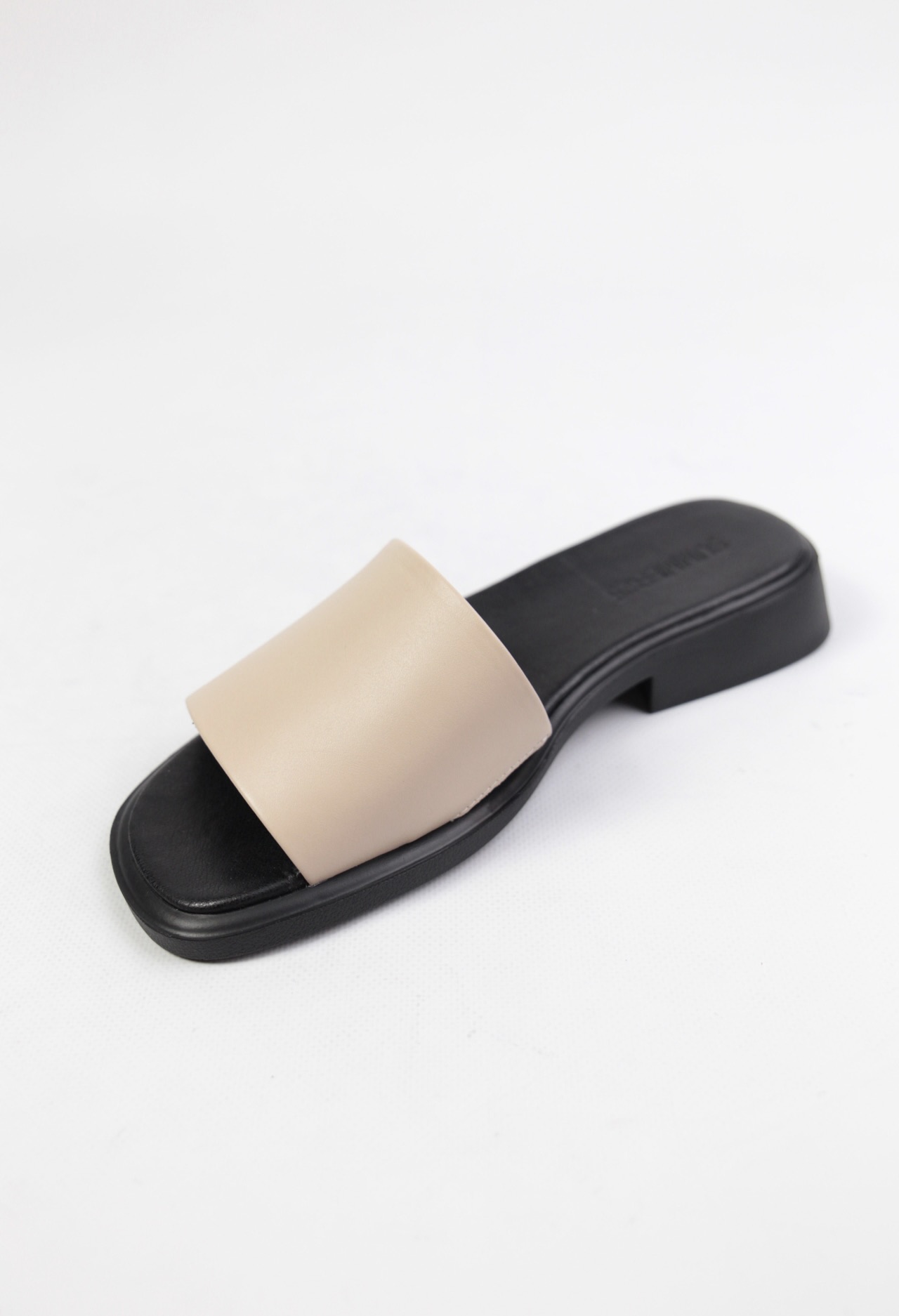 картинка Шлепанцы кожаные Benito от магазина Pratik