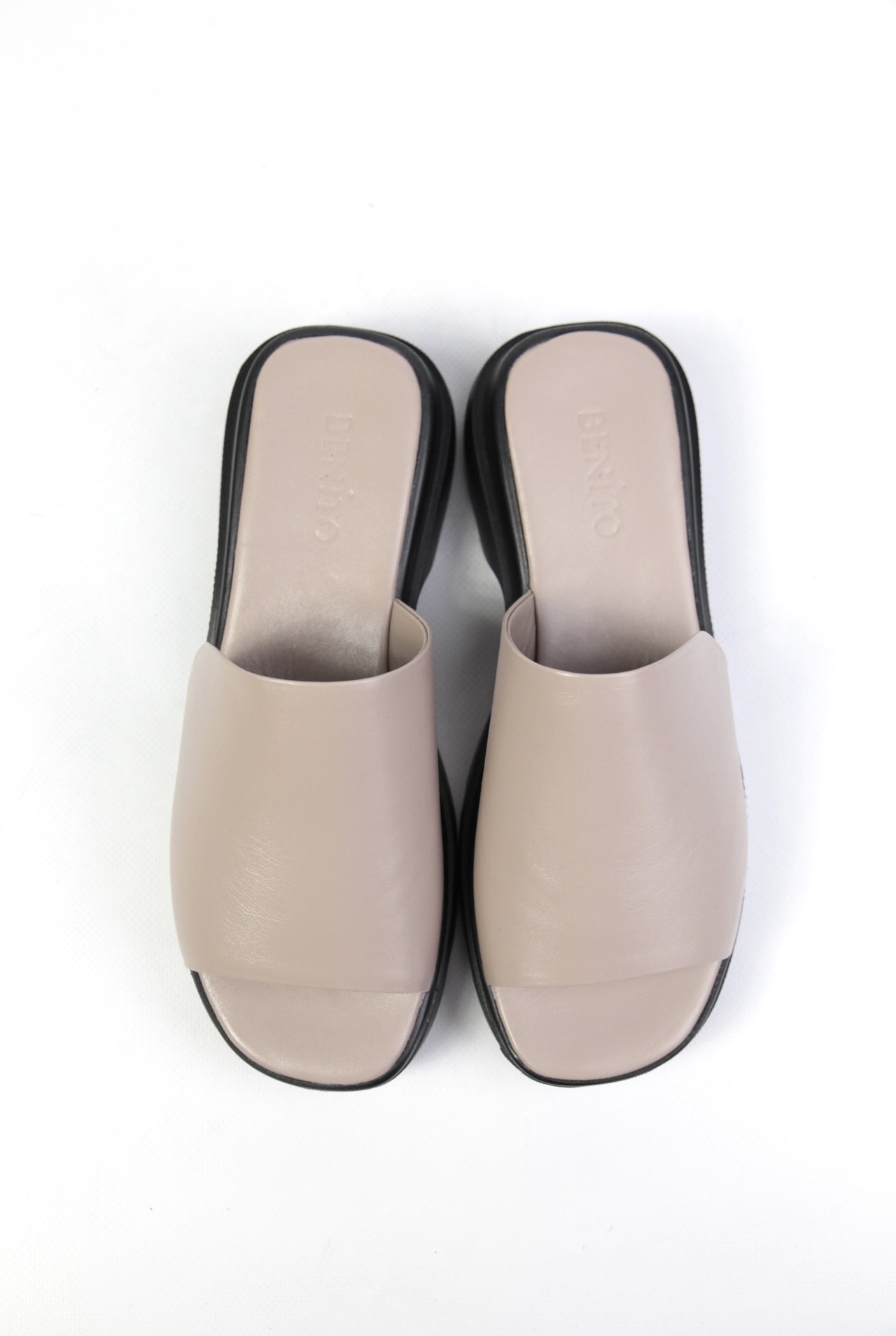 картинка Шлепанцы кожаные Benito от магазина Pratik