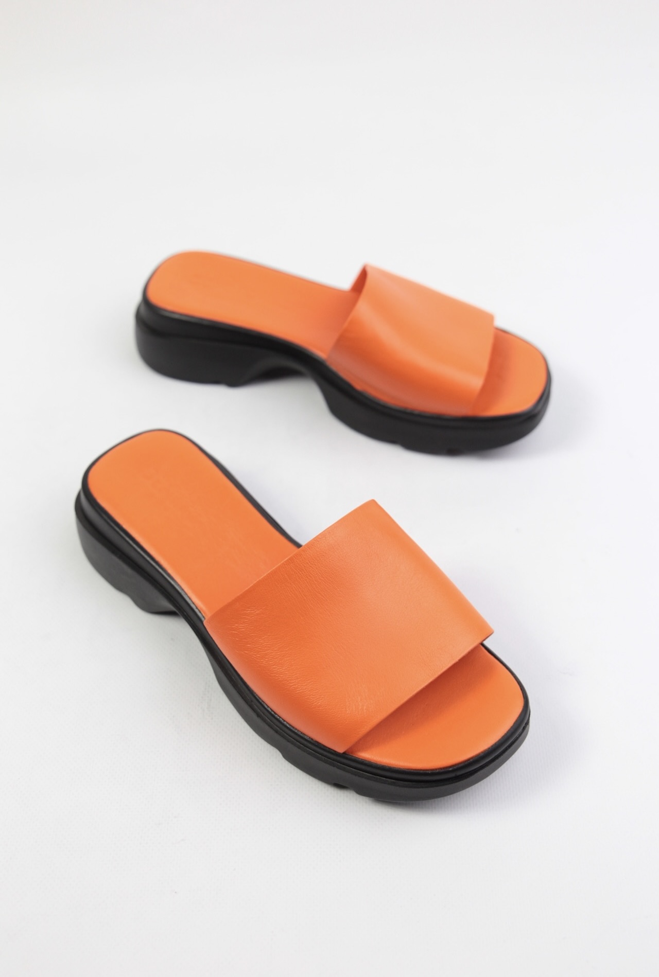 картинка Шлепанцы кожаные Benito от магазина Pratik