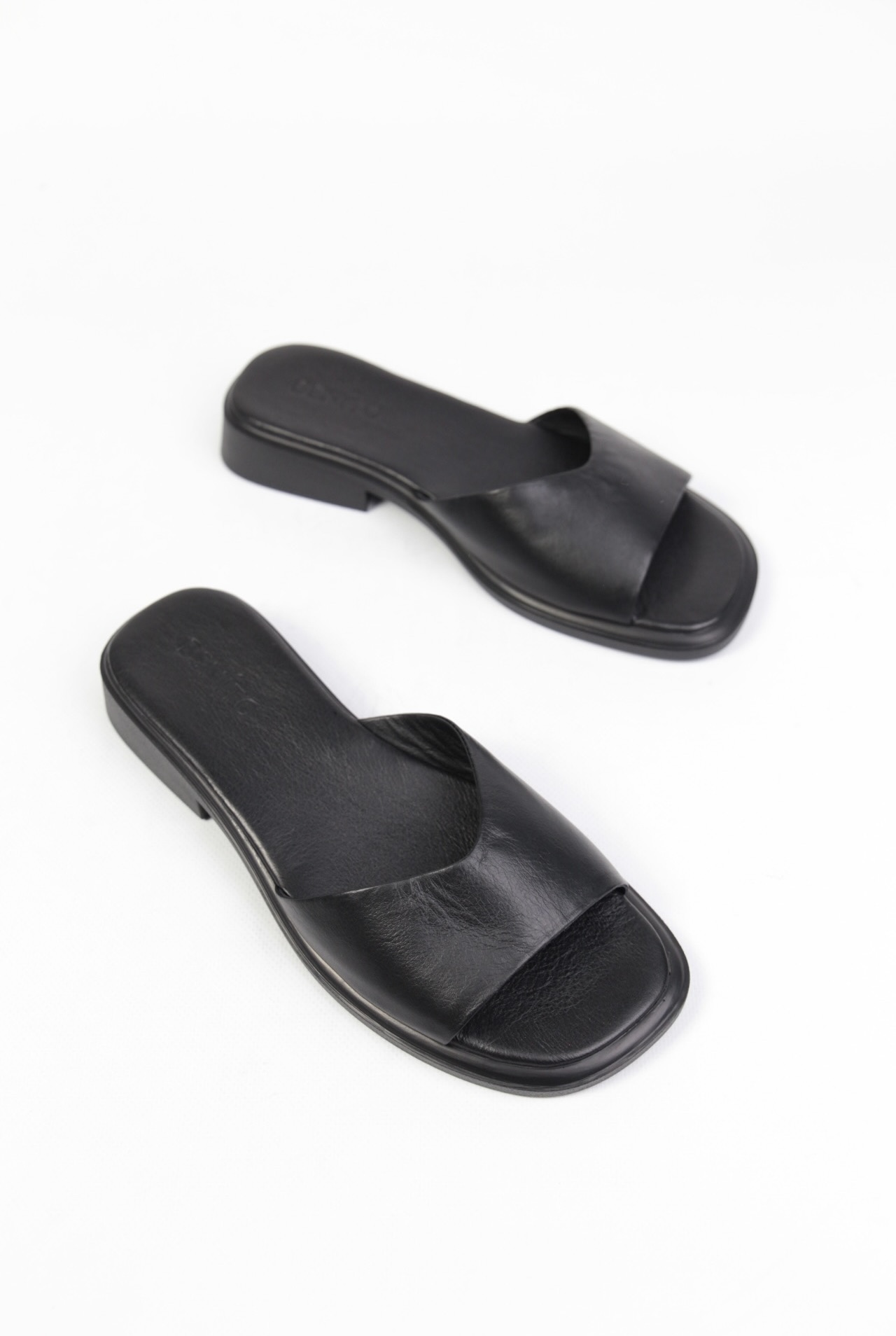 картинка Шлепанцы кожаные Benito от магазина Pratik