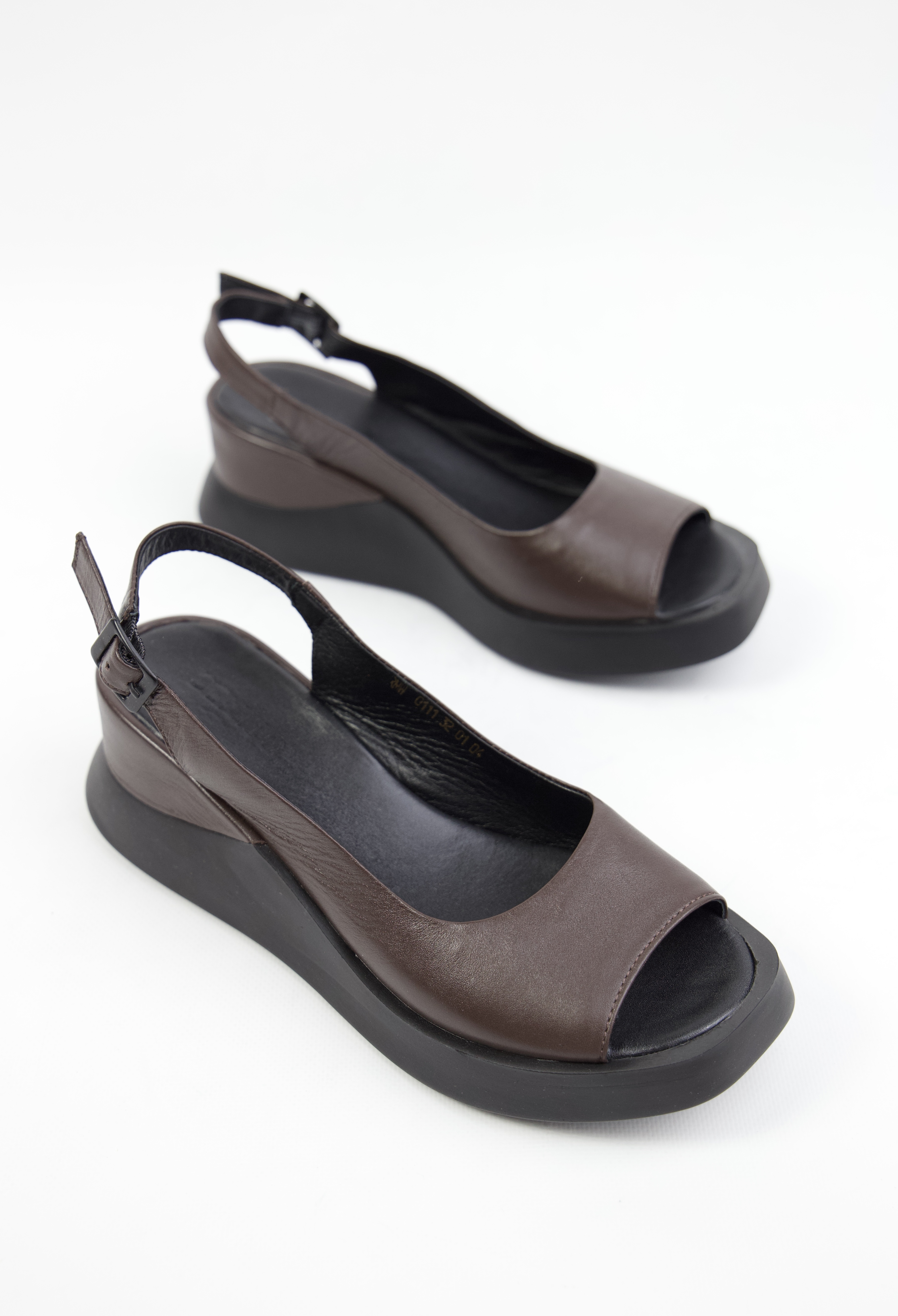 картинка Босоножки кожаные Benito от магазина Pratik