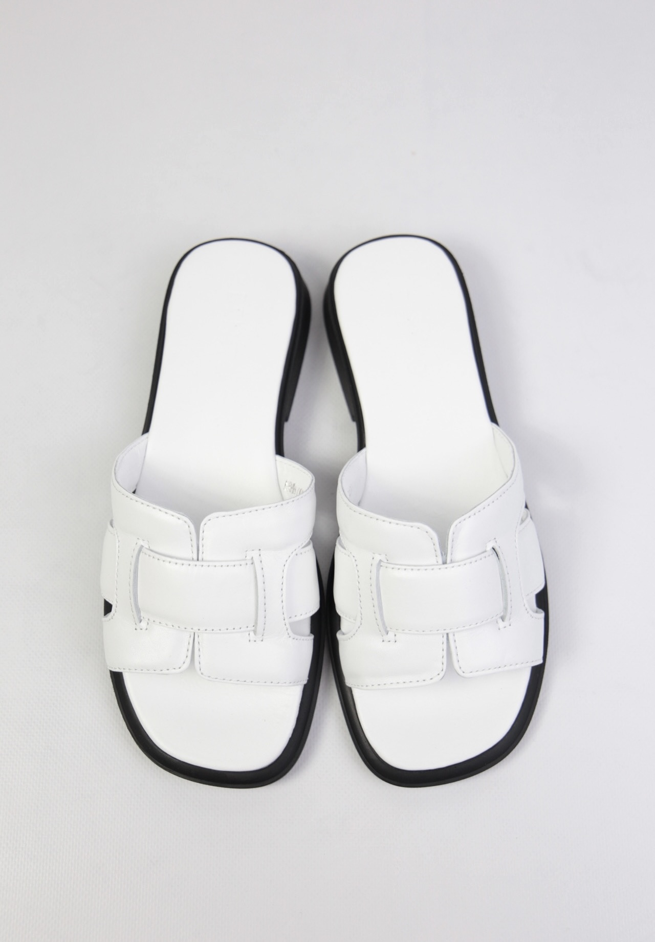 картинка Шлепанцы кожаные Benito от магазина Pratik