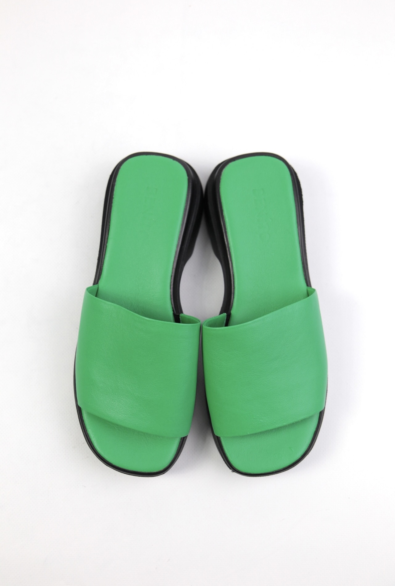 картинка Шлепанцы кожаные Benito от магазина Pratik