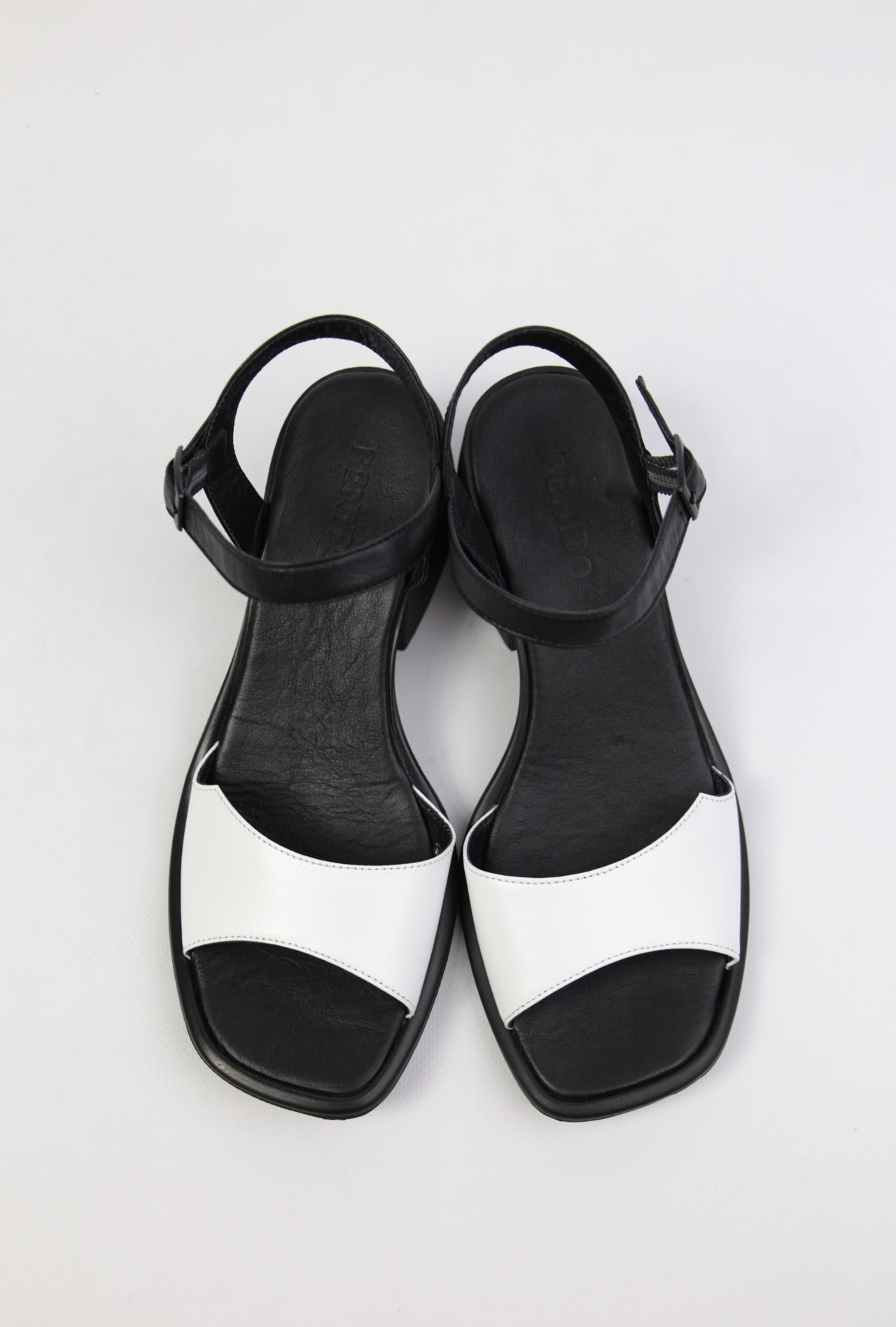 картинка Босоножки кожаные Benito от магазина Pratik